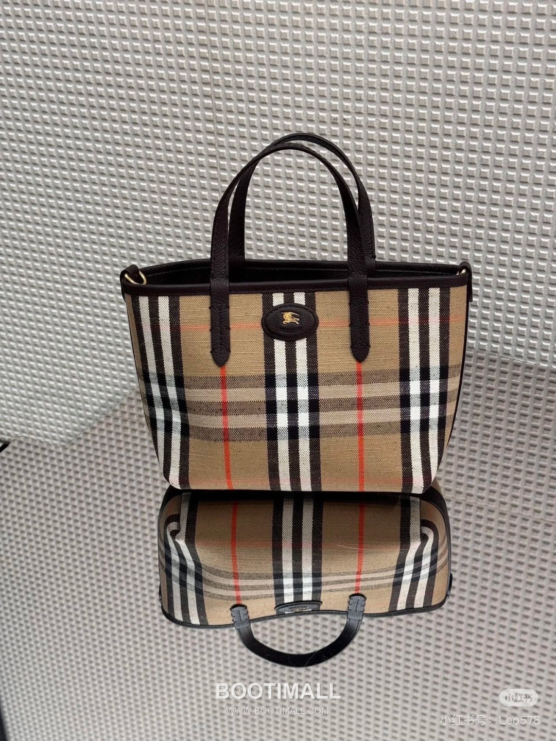 Burberry Bloomsbury Reversible Mini Tote Grained Calfskin Sand Bag 버버리 블룸즈버리 리버서블 미니 토트 그레인드 카프스킨 샌드 22cm 9
