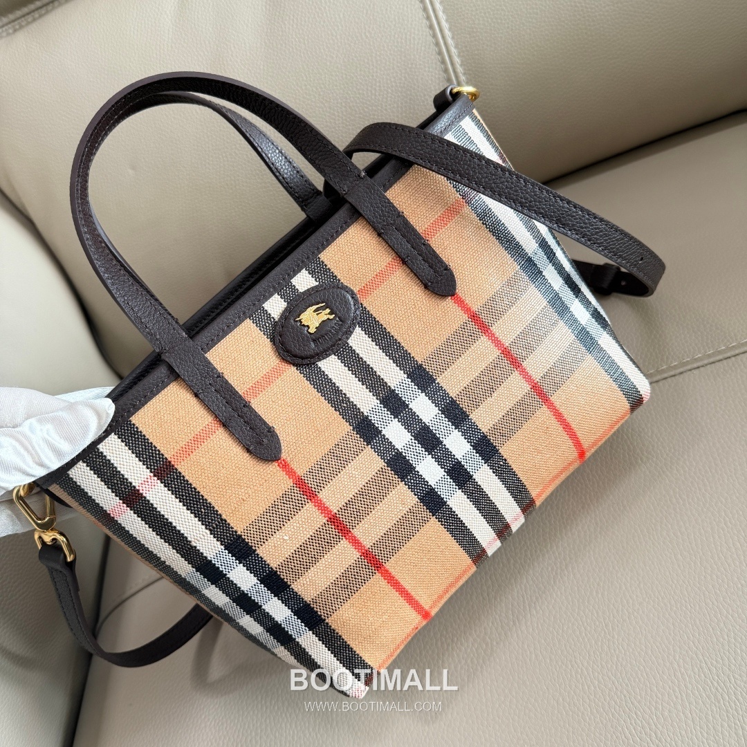 Burberry Bloomsbury Reversible Mini Tote Grained Calfskin Sand Bag 버버리 블룸즈버리 리버서블 미니 토트 그레인드 카프스킨 샌드 22cm 15