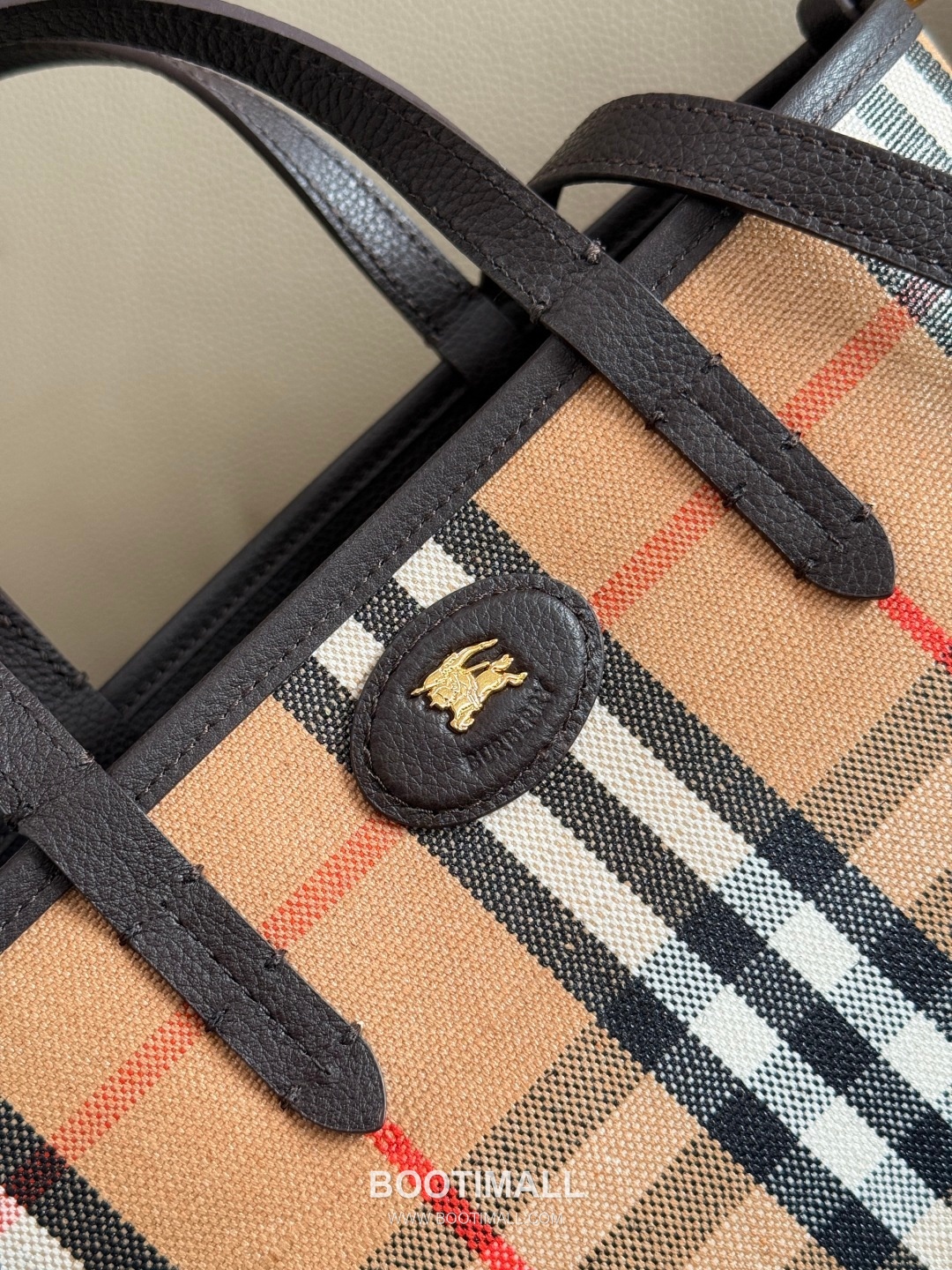 Burberry Bloomsbury Reversible Mini Tote Grained Calfskin Sand Bag 버버리 블룸즈버리 리버서블 미니 토트 그레인드 카프스킨 샌드 22cm 16