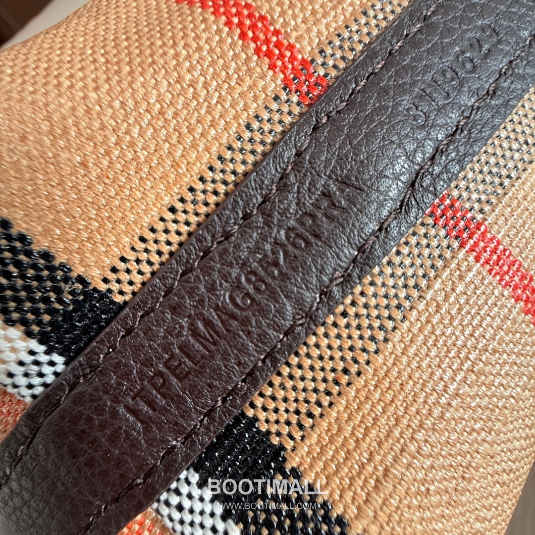 Burberry Bloomsbury Reversible Mini Tote Grained Calfskin Sand Bag 버버리 블룸즈버리 리버서블 미니 토트 그레인드 카프스킨 샌드 22cm 17