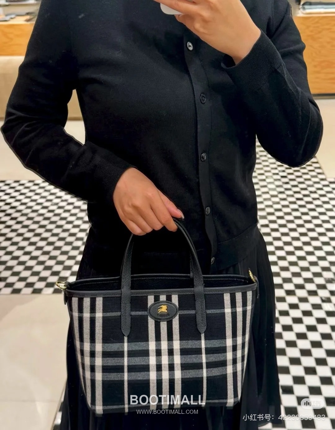 Burberry Bloomsbury Reversible Mini Tote Grained Calfskin Sand Bag 버버리 블룸즈버리 리버서블 미니 토트 그레인드 카프스킨 샌드 22cm 3