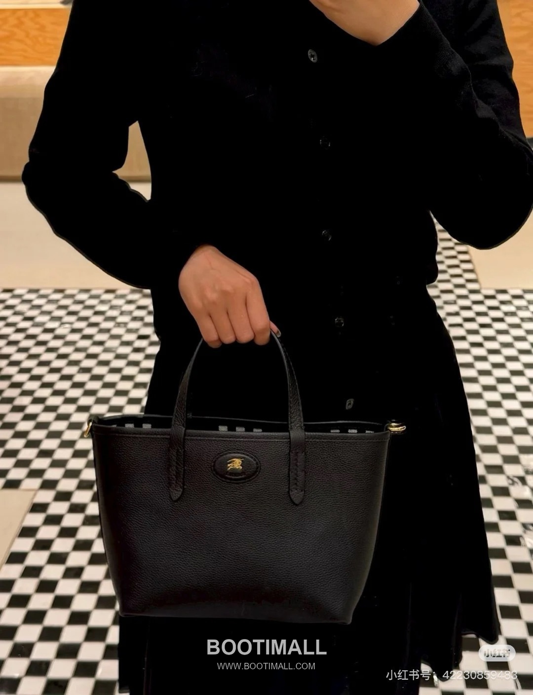 Burberry Bloomsbury Reversible Mini Tote Grained Calfskin Sand Bag 버버리 블룸즈버리 리버서블 미니 토트 그레인드 카프스킨 샌드 22cm 4