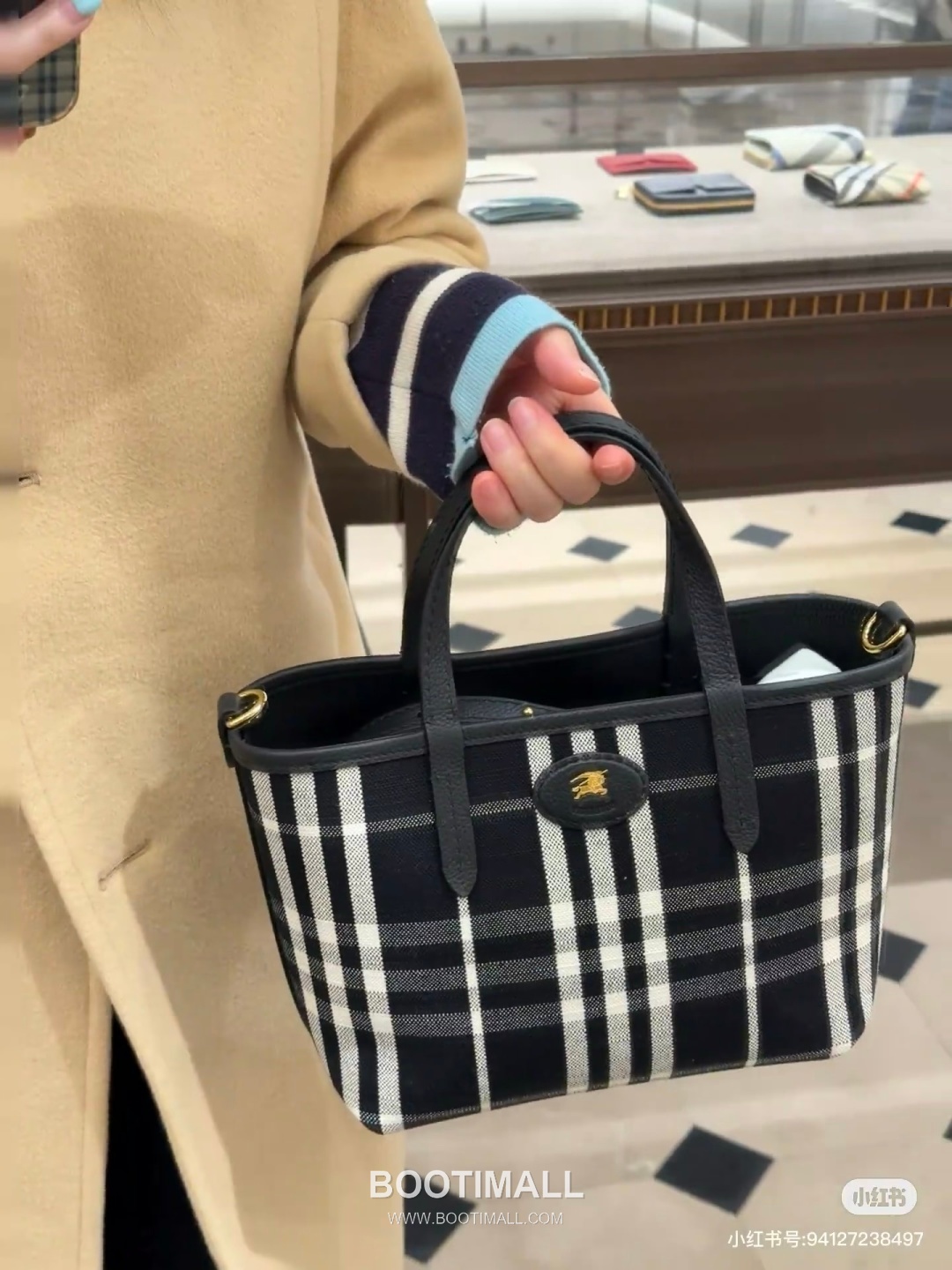 Burberry Bloomsbury Reversible Mini Tote Grained Calfskin Sand Bag 버버리 블룸즈버리 리버서블 미니 토트 그레인드 카프스킨 샌드 22cm 6