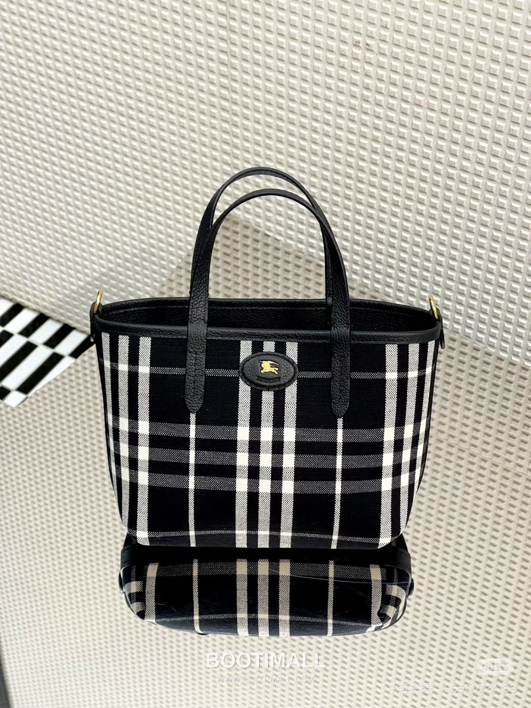 Burberry Bloomsbury Reversible Mini Tote Grained Calfskin Sand Bag 버버리 블룸즈버리 리버서블 미니 토트 그레인드 카프스킨 샌드 22cm 9