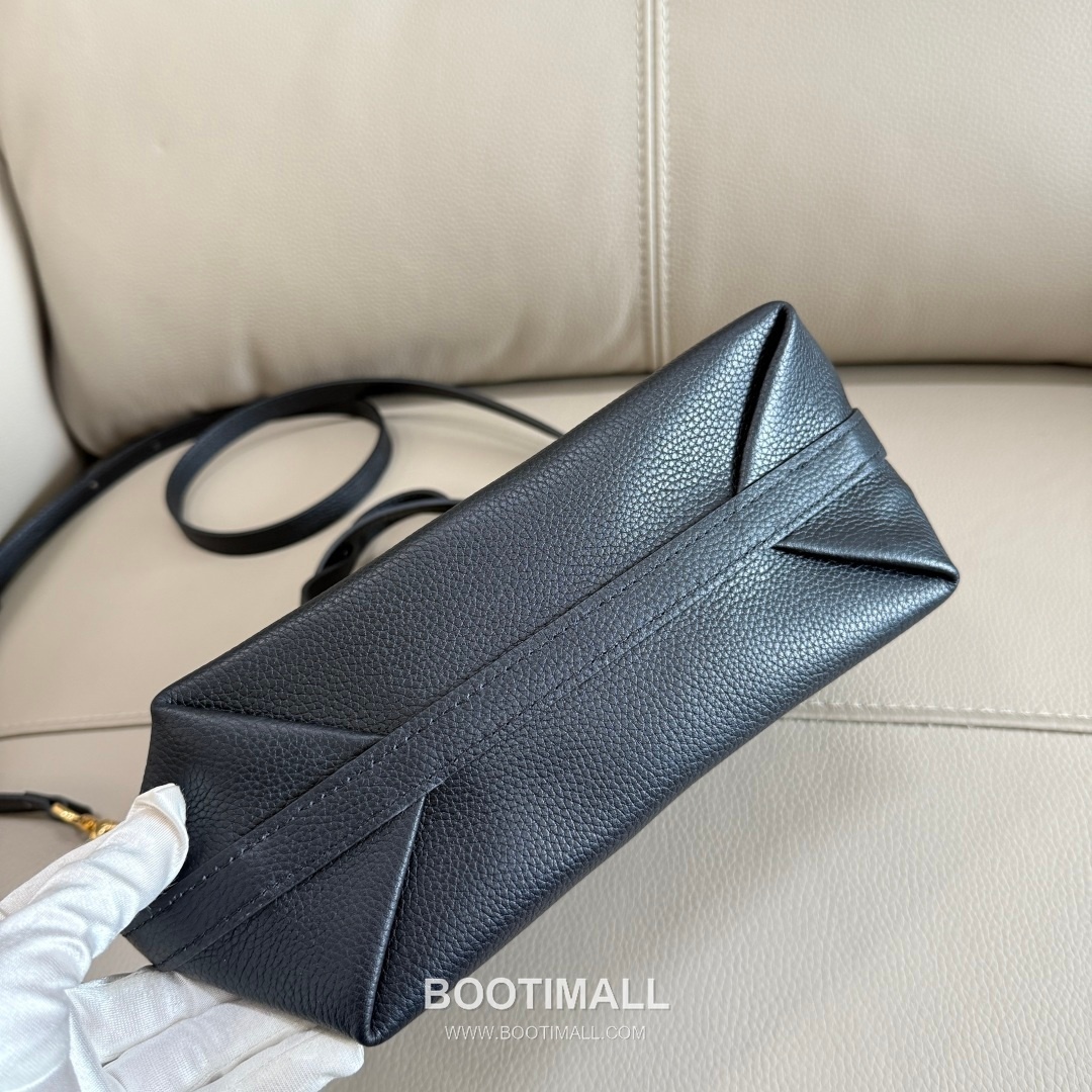 Burberry Bloomsbury Reversible Mini Tote Grained Calfskin Sand Bag 버버리 블룸즈버리 리버서블 미니 토트 그레인드 카프스킨 샌드 22cm 16