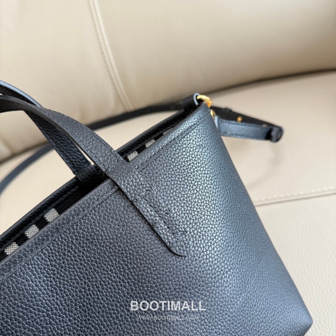 Burberry Bloomsbury Reversible Mini Tote Grained Calfskin Sand Bag 버버리 블룸즈버리 리버서블 미니 토트 그레인드 카프스킨 샌드 22cm 18