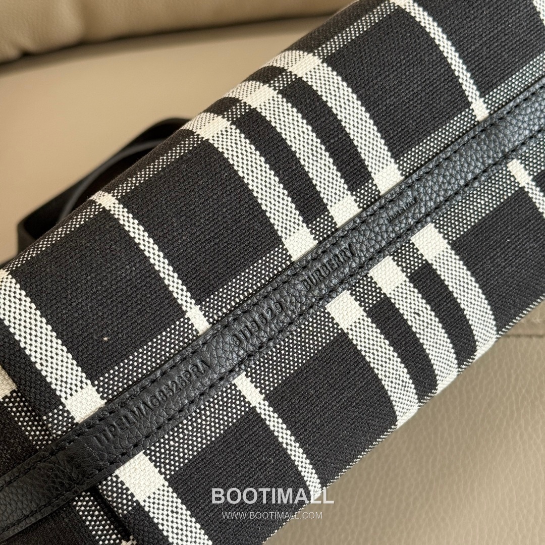 Burberry Bloomsbury Reversible Mini Tote Grained Calfskin Sand Bag 버버리 블룸즈버리 리버서블 미니 토트 그레인드 카프스킨 샌드 22cm 3