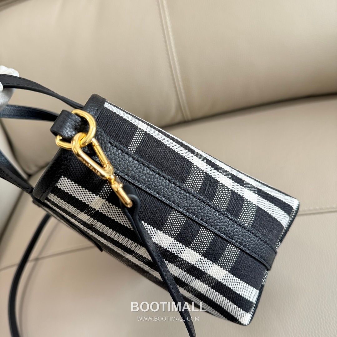 Burberry Bloomsbury Reversible Mini Tote Grained Calfskin Sand Bag 버버리 블룸즈버리 리버서블 미니 토트 그레인드 카프스킨 샌드 22cm 5