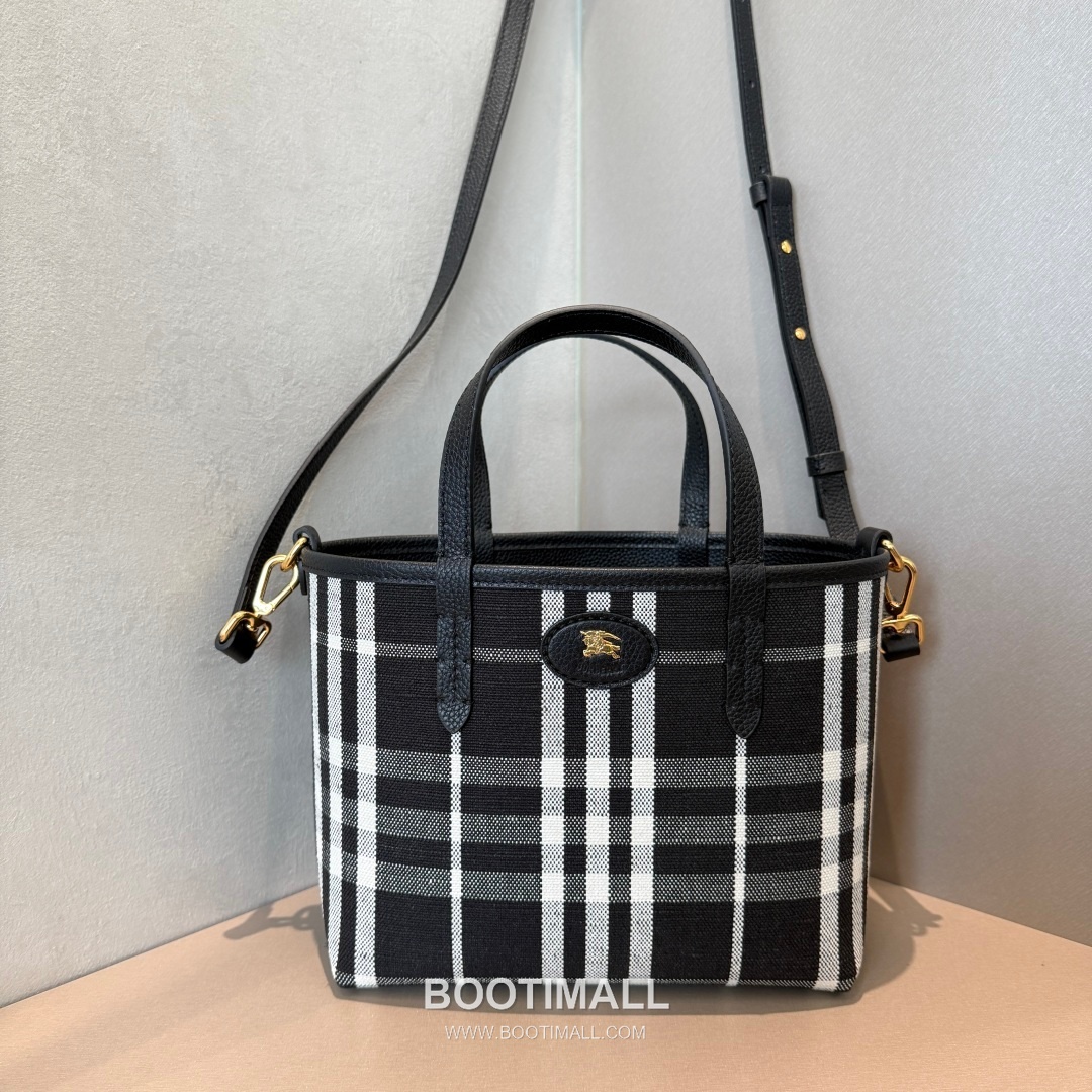Burberry Bloomsbury Reversible Mini Tote Grained Calfskin Sand Bag 버버리 블룸즈버리 리버서블 미니 토트 그레인드 카프스킨 샌드 22cm 16