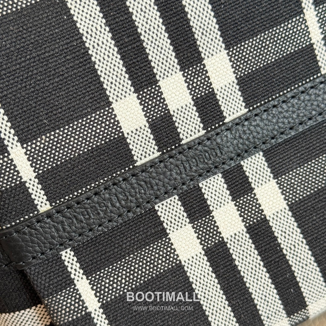 Burberry Bloomsbury Reversible Check Tote Grained Calfskin Sand Bag 버버리 블룸즈버리 리버서블 체크 토트 그레인드 카프스킨 샌드 38cm 16