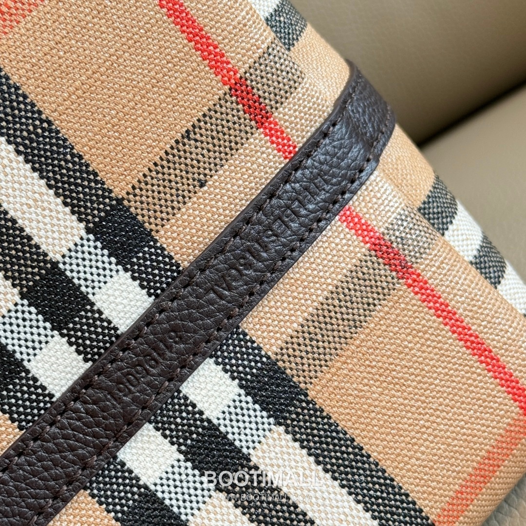Burberry Bloomsbury Reversible Check Tote Grained Calfskin Sand Bag 버버리 블룸즈버리 리버서블 체크 토트 그레인드 카프스킨 샌드 37.5cm 14