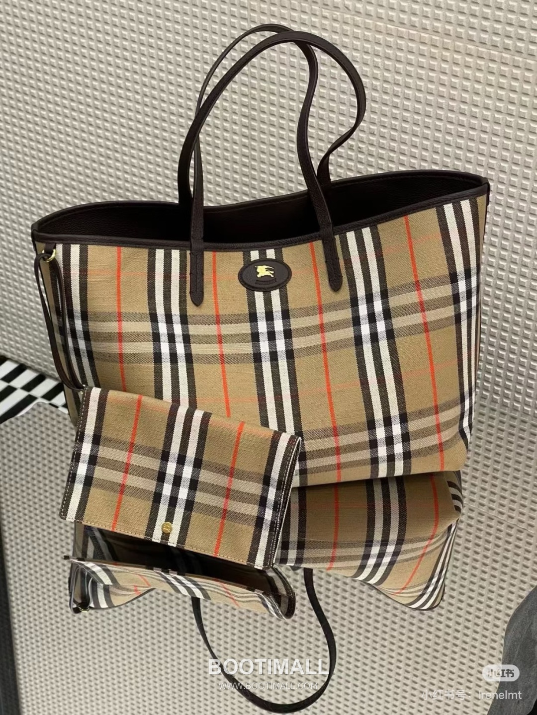 Burberry Bloomsbury Reversible Check Tote Grained Calfskin Sand Bag 버버리 블룸즈버리 리버서블 체크 토트 그레인드 카프스킨 샌드 37.5cm 23