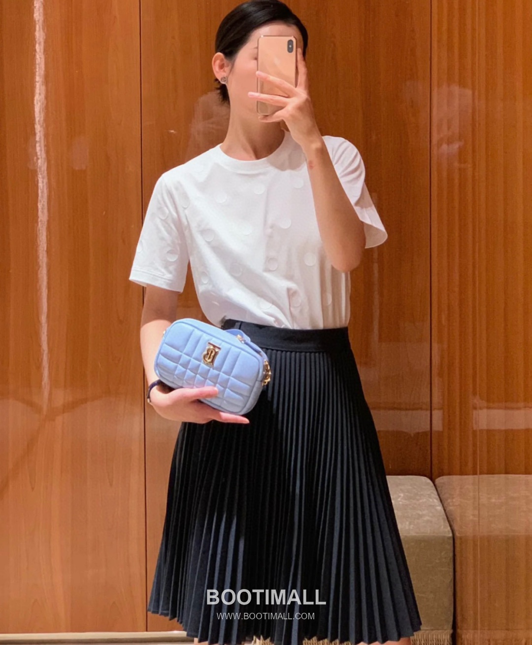 Burberry Lola Quilted Camera Italian-Tanned Lambskin Crossbody Bag 버버리 롤라 퀼팅 카메라 이탈리아 태닝 램스킨 크로스백 19cm 4