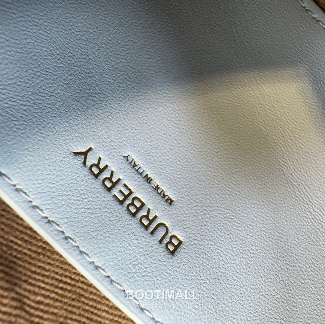 Burberry Lola Quilted Camera Italian-Tanned Lambskin Crossbody Bag 버버리 롤라 퀼팅 카메라 이탈리아 태닝 램스킨 크로스백 19cm 18