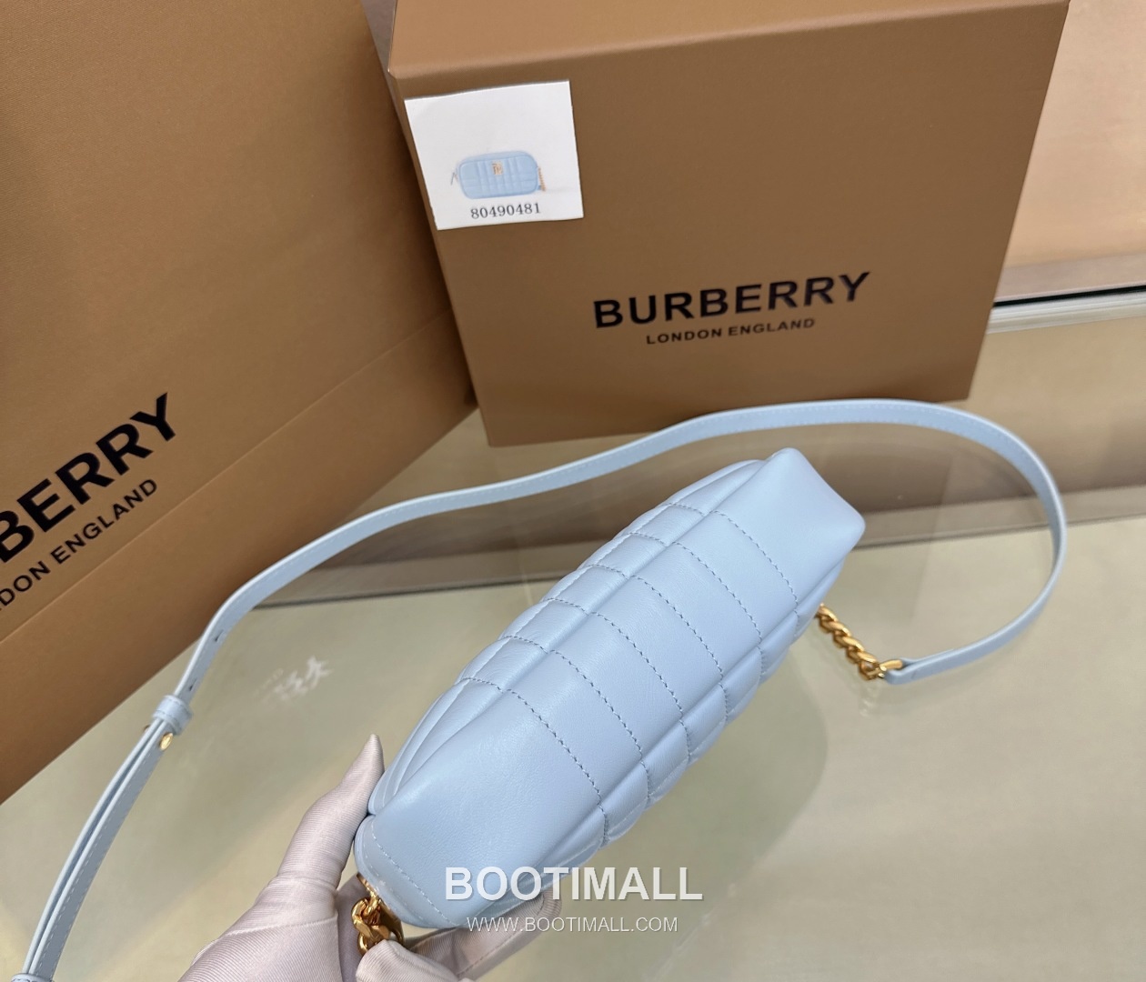 Burberry Lola Quilted Camera Italian-Tanned Lambskin Crossbody Bag 버버리 롤라 퀼팅 카메라 이탈리아 태닝 램스킨 크로스백 19cm 20