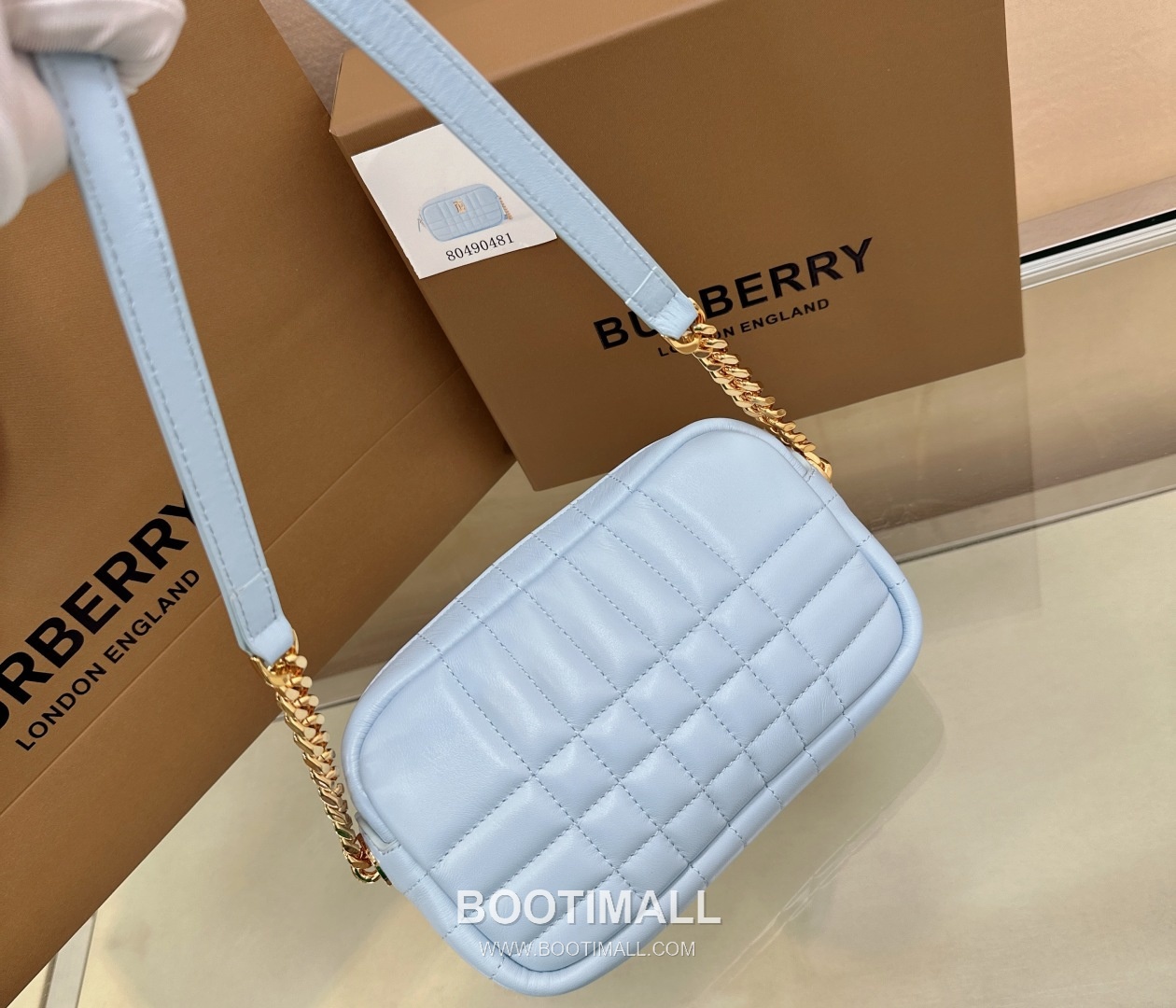Burberry Lola Quilted Camera Italian-Tanned Lambskin Crossbody Bag 버버리 롤라 퀼팅 카메라 이탈리아 태닝 램스킨 크로스백 19cm 21