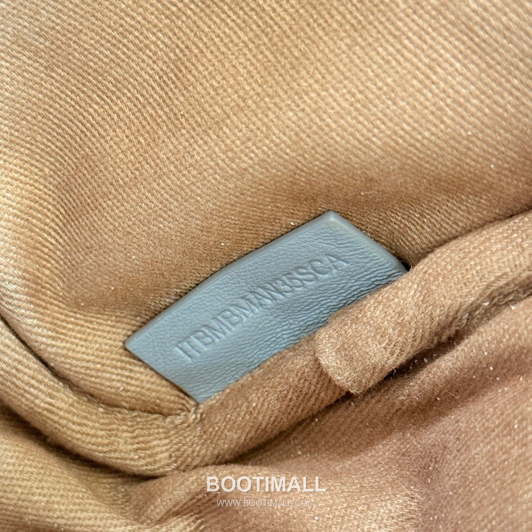 Burberry Lola Quilted Camera Italian-Tanned Lambskin Crossbody Bag 버버리 롤라 퀼팅 카메라 이탈리아 태닝 램스킨 크로스백 19cm 17