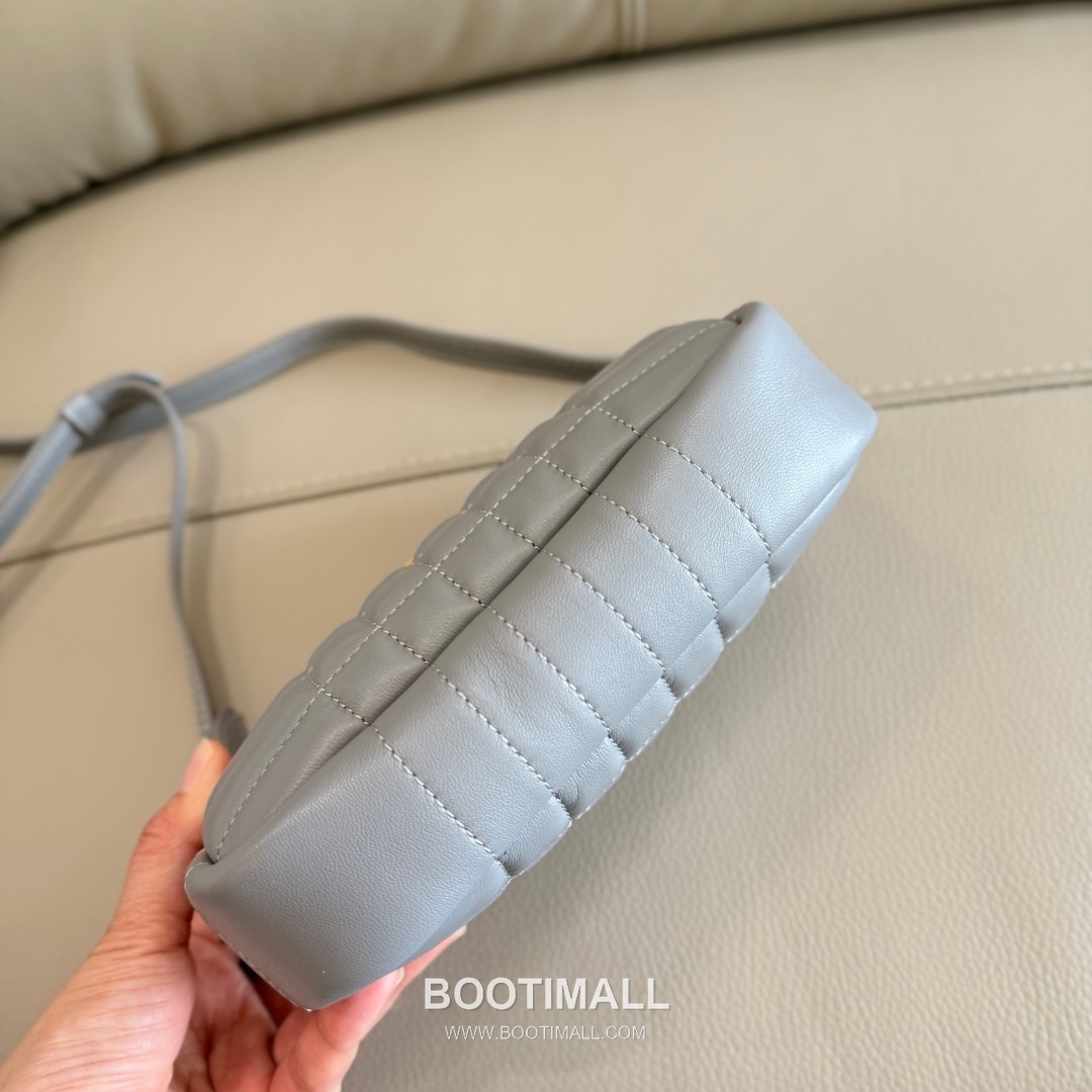 Burberry Lola Quilted Camera Italian-Tanned Lambskin Crossbody Bag 버버리 롤라 퀼팅 카메라 이탈리아 태닝 램스킨 크로스백 19cm 19