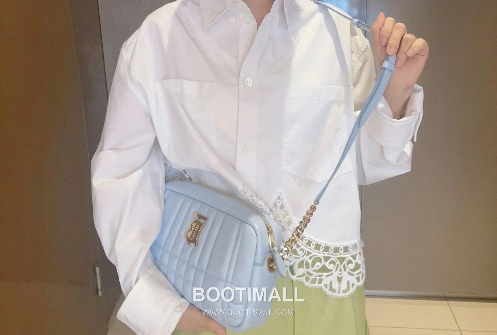 Burberry Lola Quilted Camera Italian-Tanned Lambskin Crossbody Bag 버버리 롤라 퀼티드 카메라 이탈리아 태닝 램스킨 크로스백 24cm 2