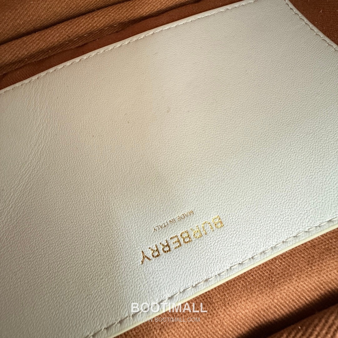 Burberry Lola Quilted Camera Italian-Tanned Lambskin Crossbody Bag 버버리 롤라 퀼티드 카메라 이탈리아 태닝 램스킨 크로스백 24cm 17