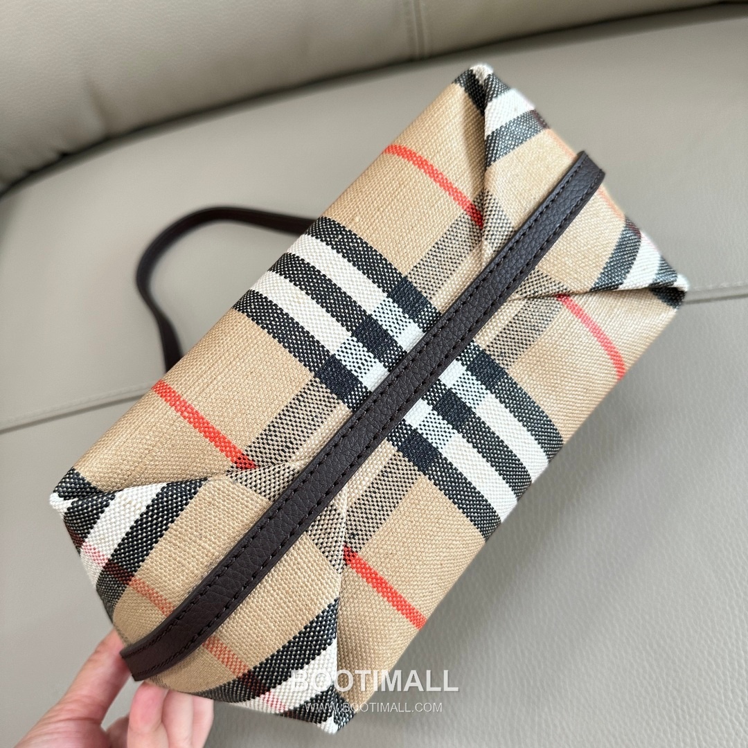 Burberry Jacquard Check EKD Cotton Linen Blend Beige Shoulder Bag 버버리 자카드 체크 EKD 코튼 린넨 혼방 베이지 숄더백 26cm 18