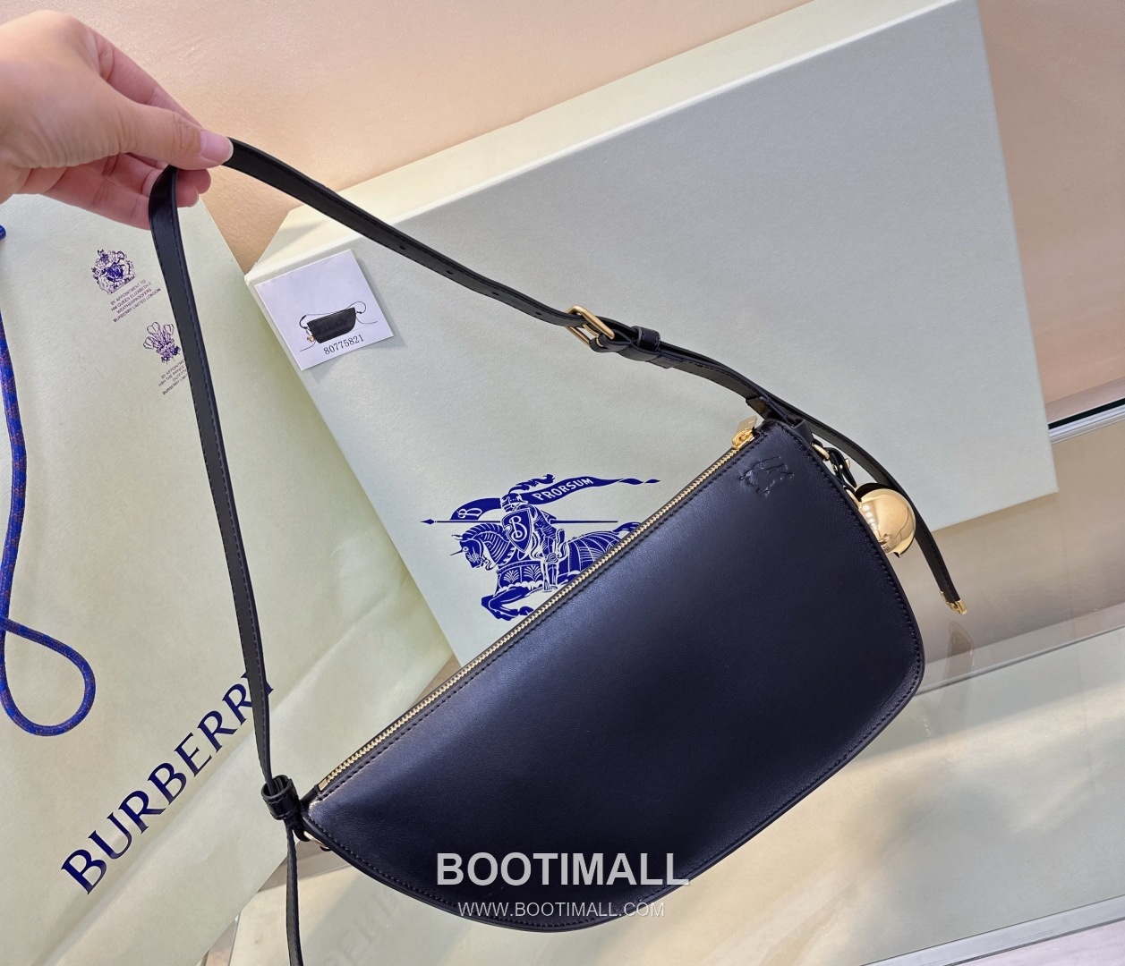 Burberry Bell Charm Shield-Fold Smooth Nappa Lambskin Shoulder Bag 버버리 벨 참 실드 폴드 스무스 나파 램스킨 숄더백 26cm 10