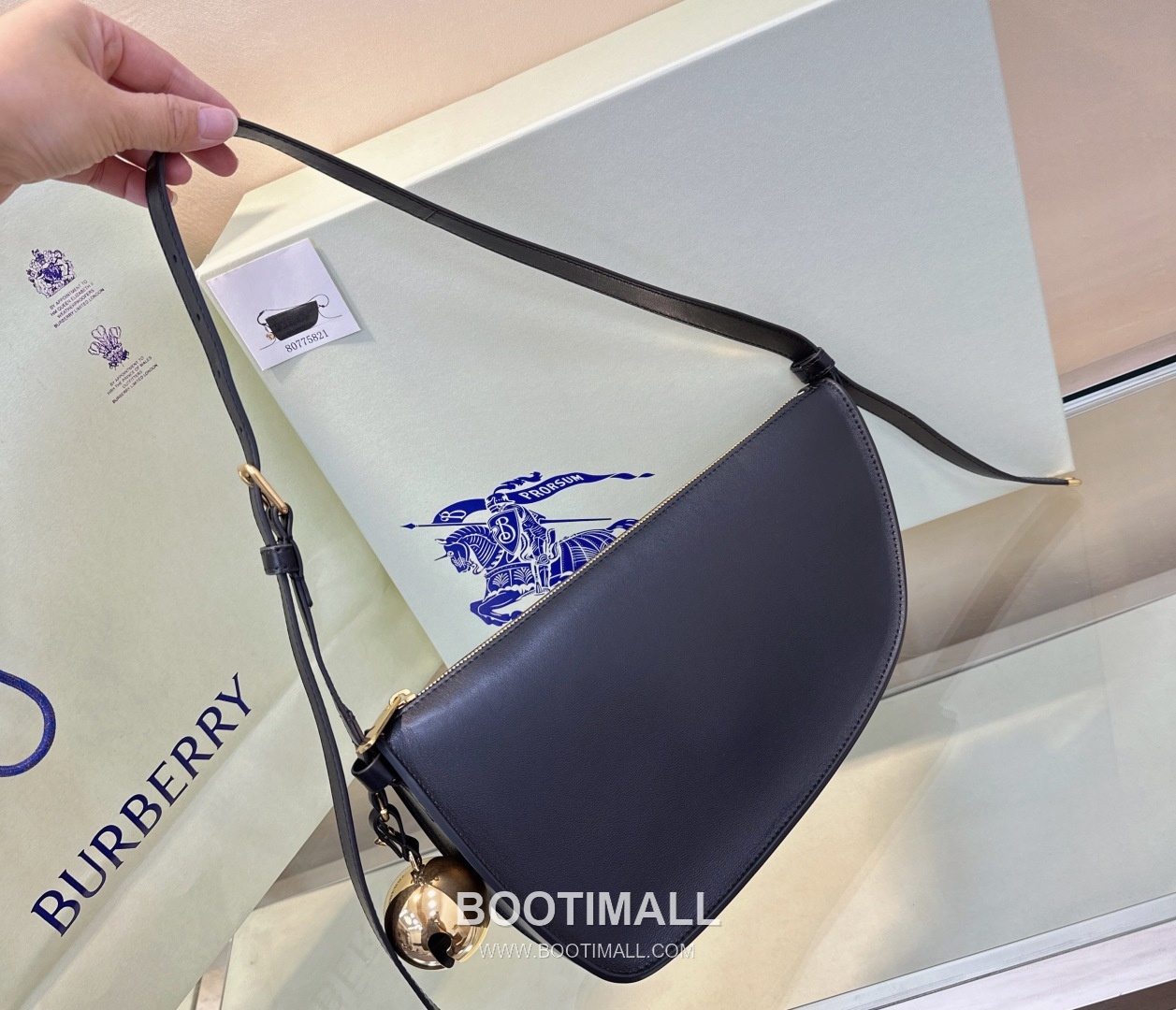 Burberry Bell Charm Shield-Fold Smooth Nappa Lambskin Shoulder Bag 버버리 벨 참 실드 폴드 스무스 나파 램스킨 숄더백 26cm 11