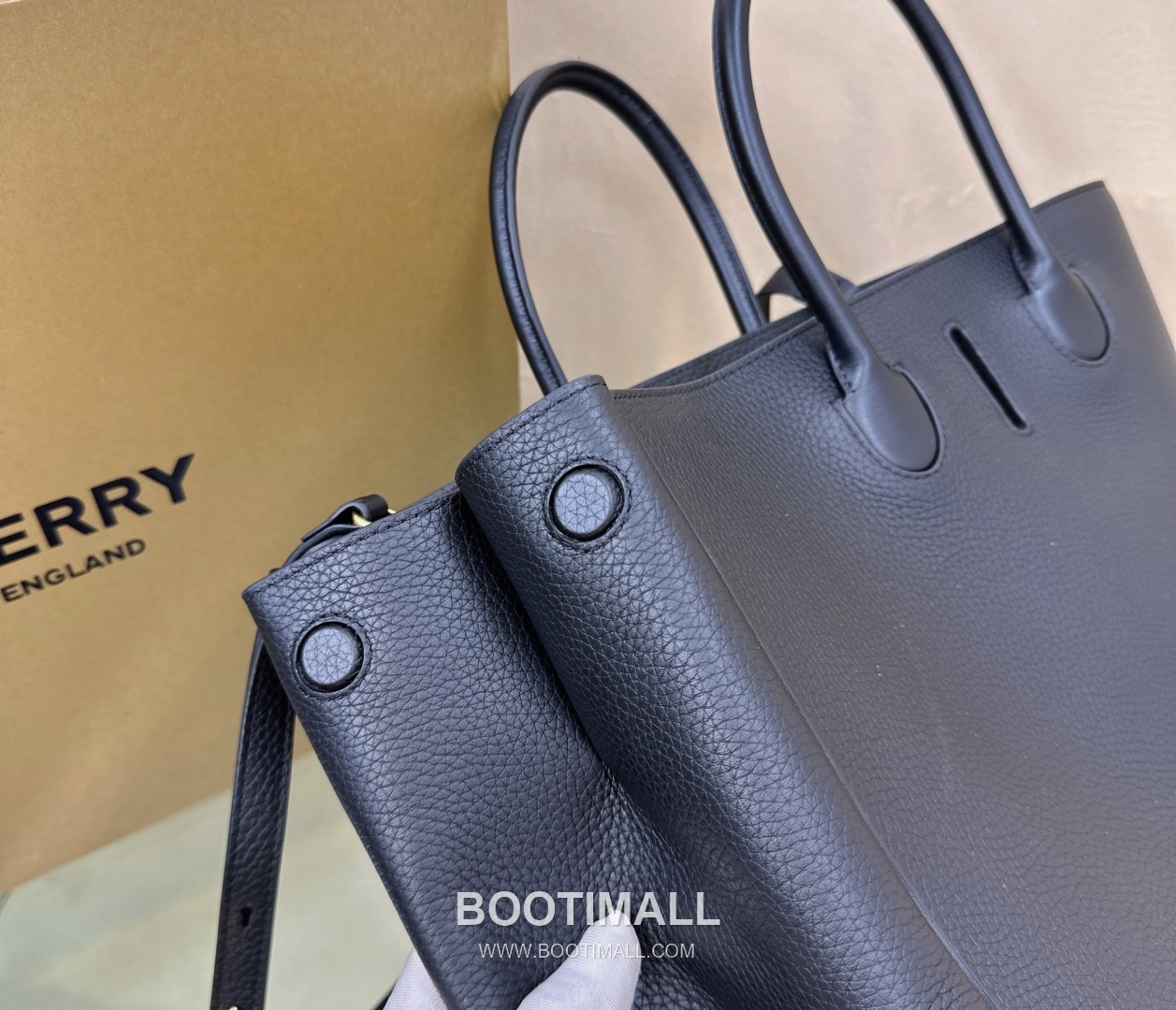 Burberry EKD B-Clasp Tote Grained Calfskin Black Bag 버버리 EKD B-클라스프 토트 575190 그레인드 카프스킨 블랙 35.5cm 14