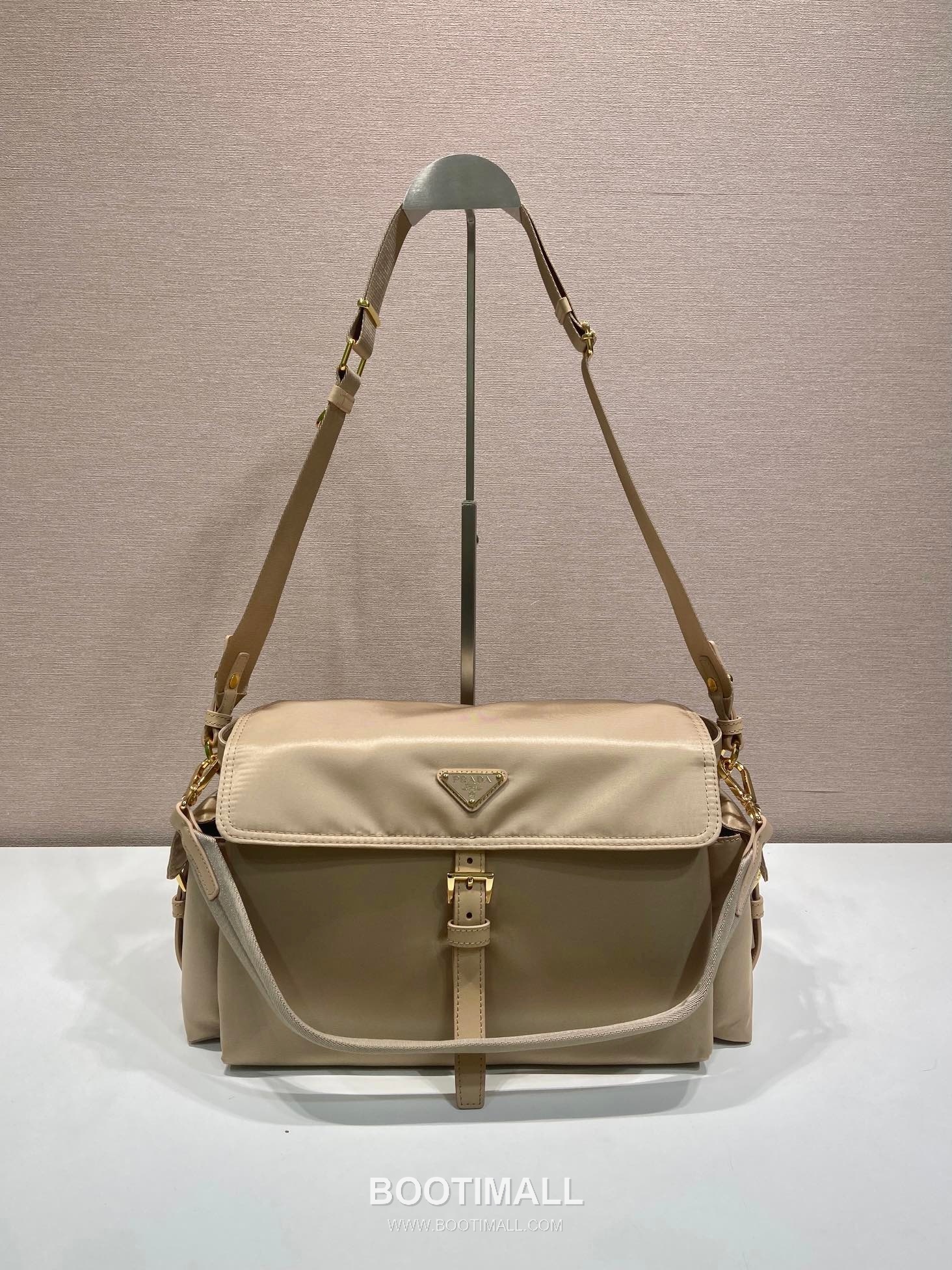 Prada Enamel Triangle Recycled Nylon Black Messenger Bag 프라다 1BD391 에나멜 트라이앵글 재생 나일론 블랙 메신저백 38cm 1