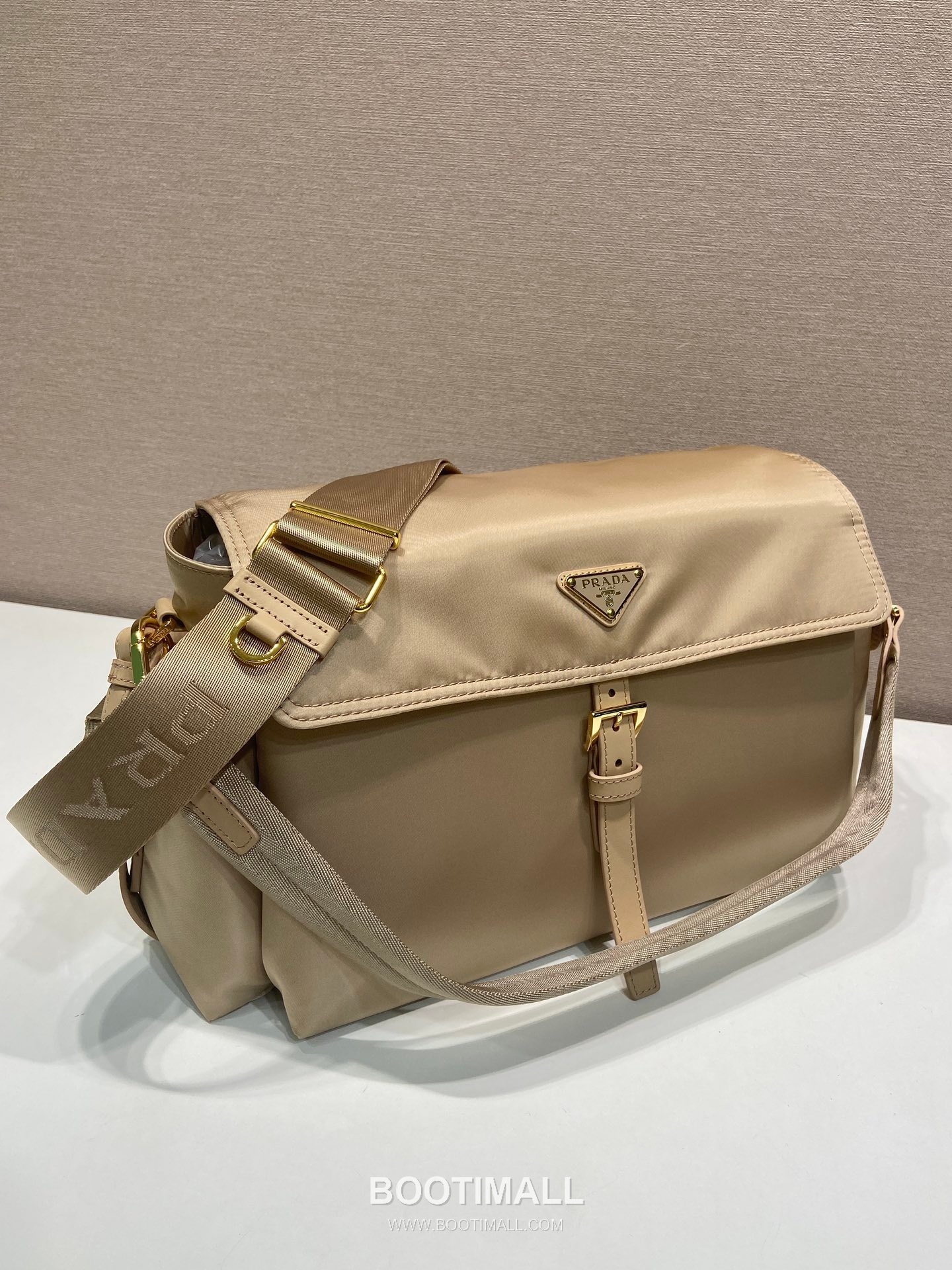 Prada Enamel Triangle Recycled Nylon Black Messenger Bag 프라다 1BD391 에나멜 트라이앵글 재생 나일론 블랙 메신저백 38cm 2