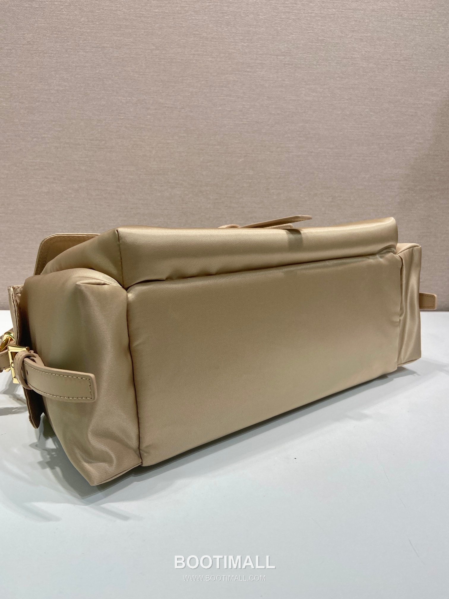 Prada Enamel Triangle Recycled Nylon Black Messenger Bag 프라다 1BD391 에나멜 트라이앵글 재생 나일론 블랙 메신저백 38cm 6