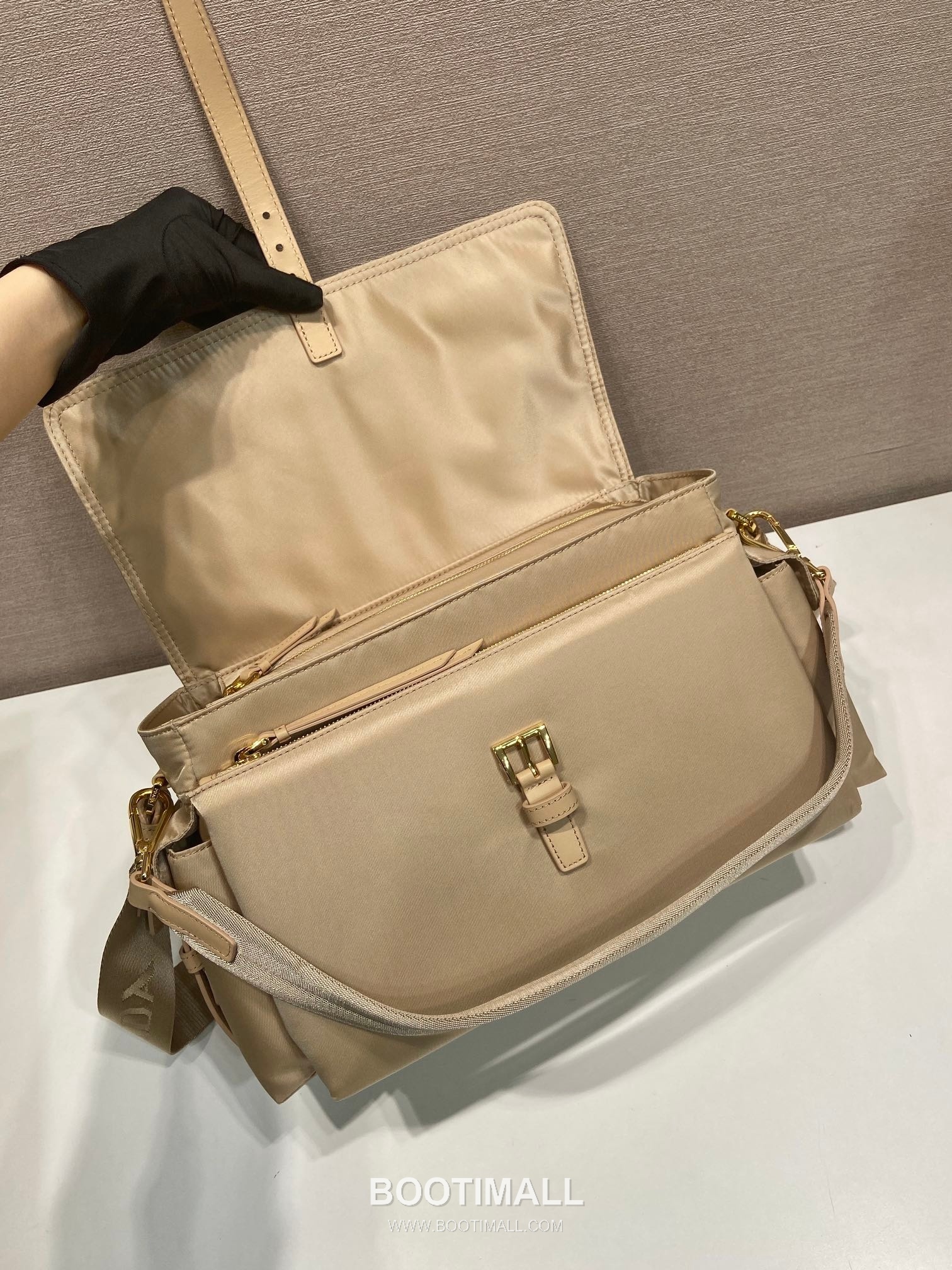 Prada Enamel Triangle Recycled Nylon Black Messenger Bag 프라다 1BD391 에나멜 트라이앵글 재생 나일론 블랙 메신저백 38cm 7