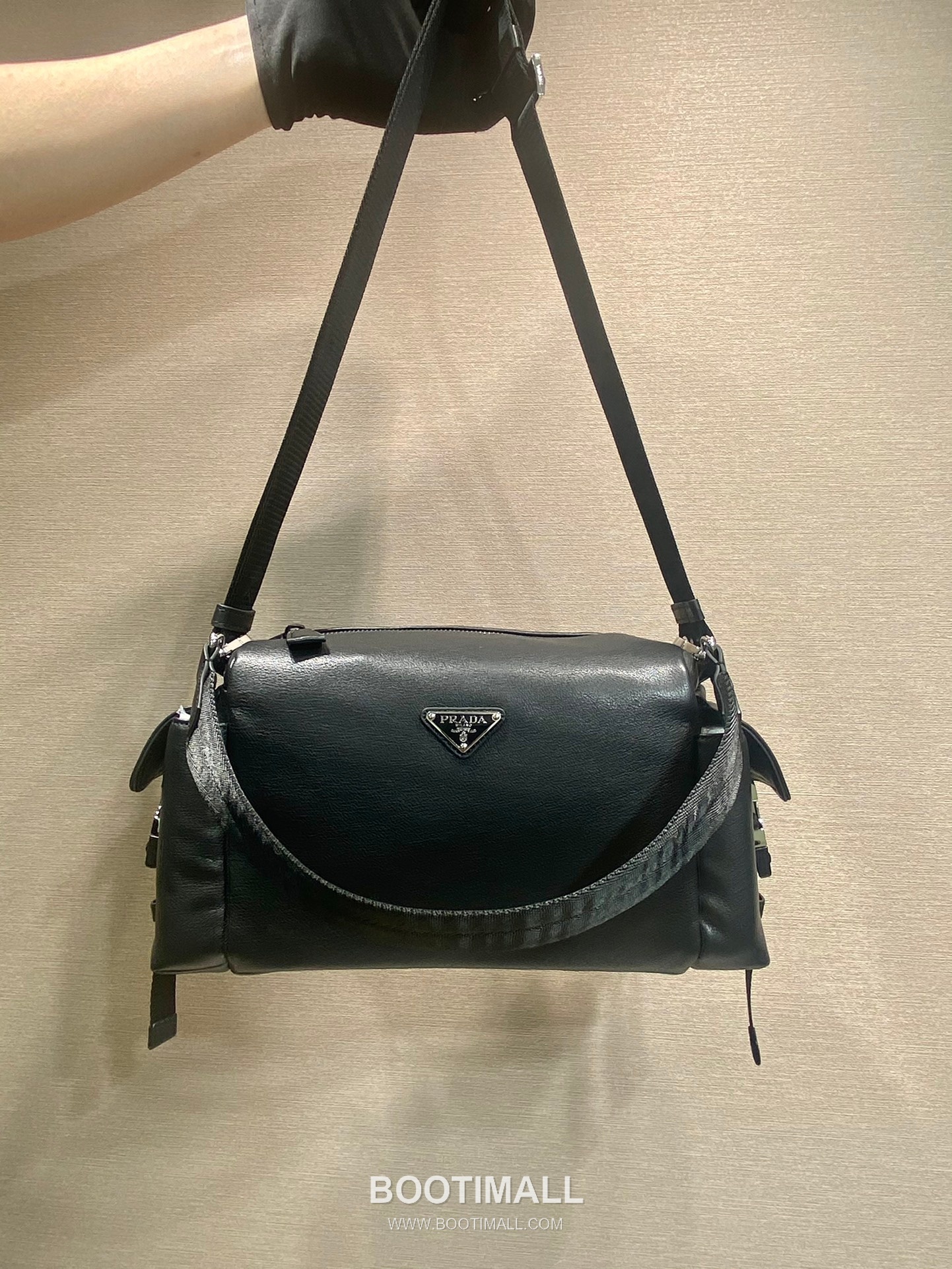 Prada Explore Leather Handbag 프라다 2VH206 익스플로어 레더 숄더백 31cm 13