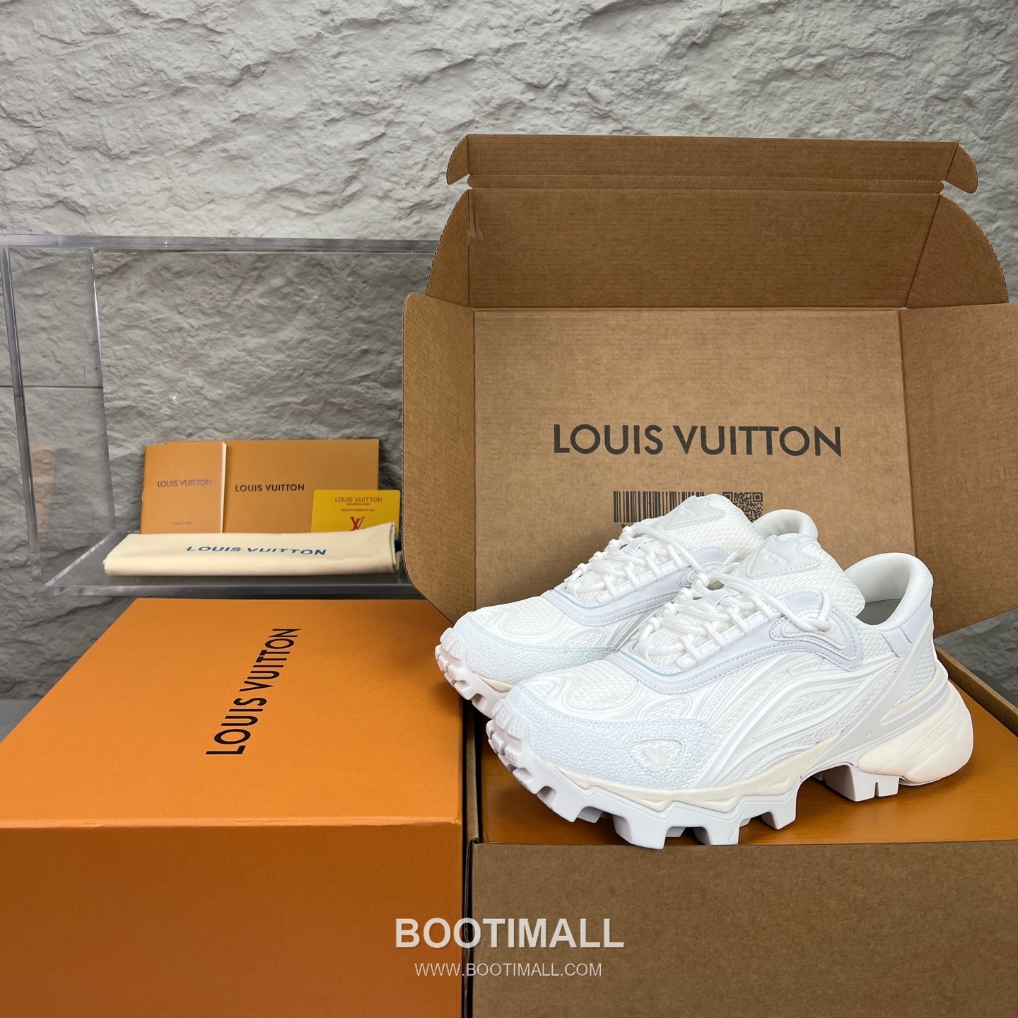 Louis Vuitton Logo Canvas Napa Calfskin Sneakers 루이비통 로고 캔버스 나파 송아지 가죽 스니커즈 2