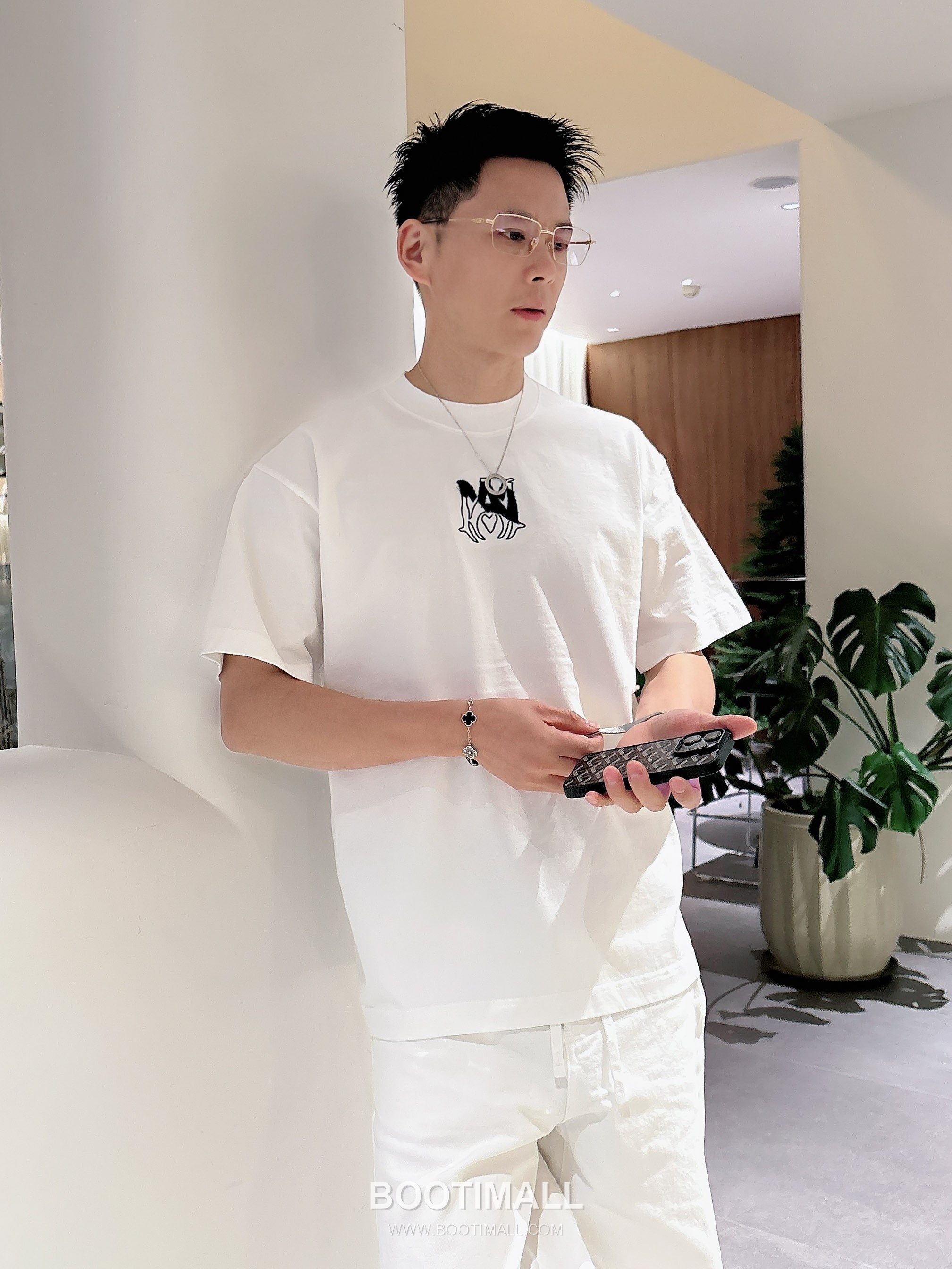 Ami Paris SS26 Embroidered Patchwork Denim Cotton Short Sleeve T-Shirt 아미 파리 SS26 자수 패치워크 데님 코튼 반팔 티셔츠 1