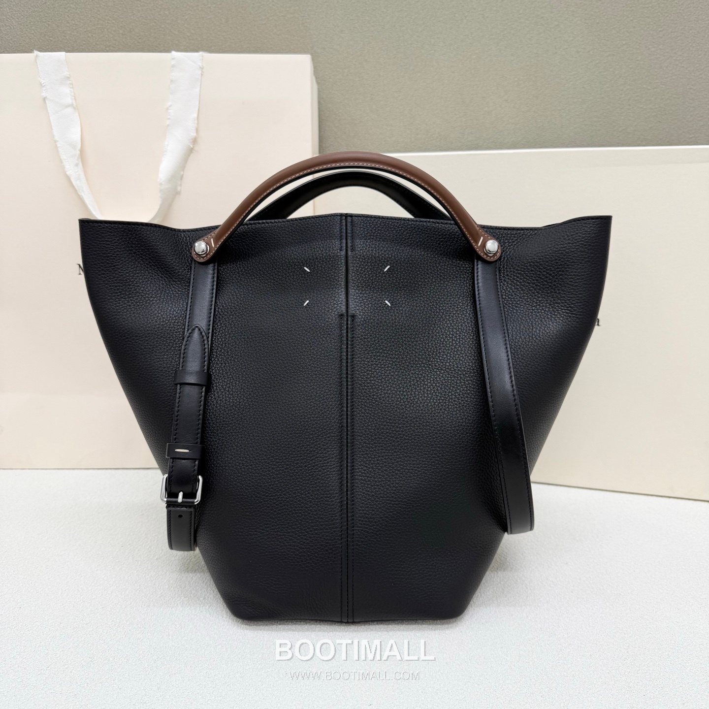 Maison Margiela Dress-Age Medium Grained Cowhide Black Bucket Bag 메종 마르지엘라 드레스-에이지 미디엄 3428 그레인드 소가죽 블랙 버킷백 42cm 1
