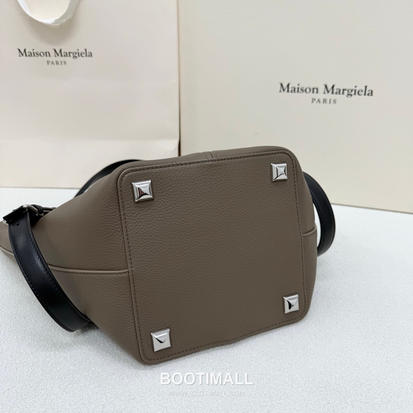 Maison Margiela Dress-Age Medium Grained Cowhide Black Bucket Bag 메종 마르지엘라 드레스-에이지 미디엄 3428 그레인드 소가죽 블랙 버킷백 42cm 4