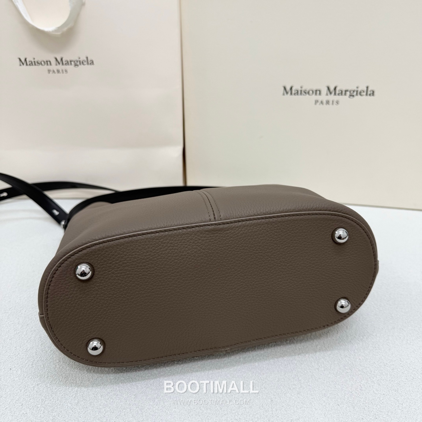 Maison Margiela 2025 S/S Dressdge 0096 Grained Cowhide Gray Tote Bag 메종 마르지엘라 2025 S/S 드레스지 0096 리치패턴 소가죽 그레이 토트백 26cm 3