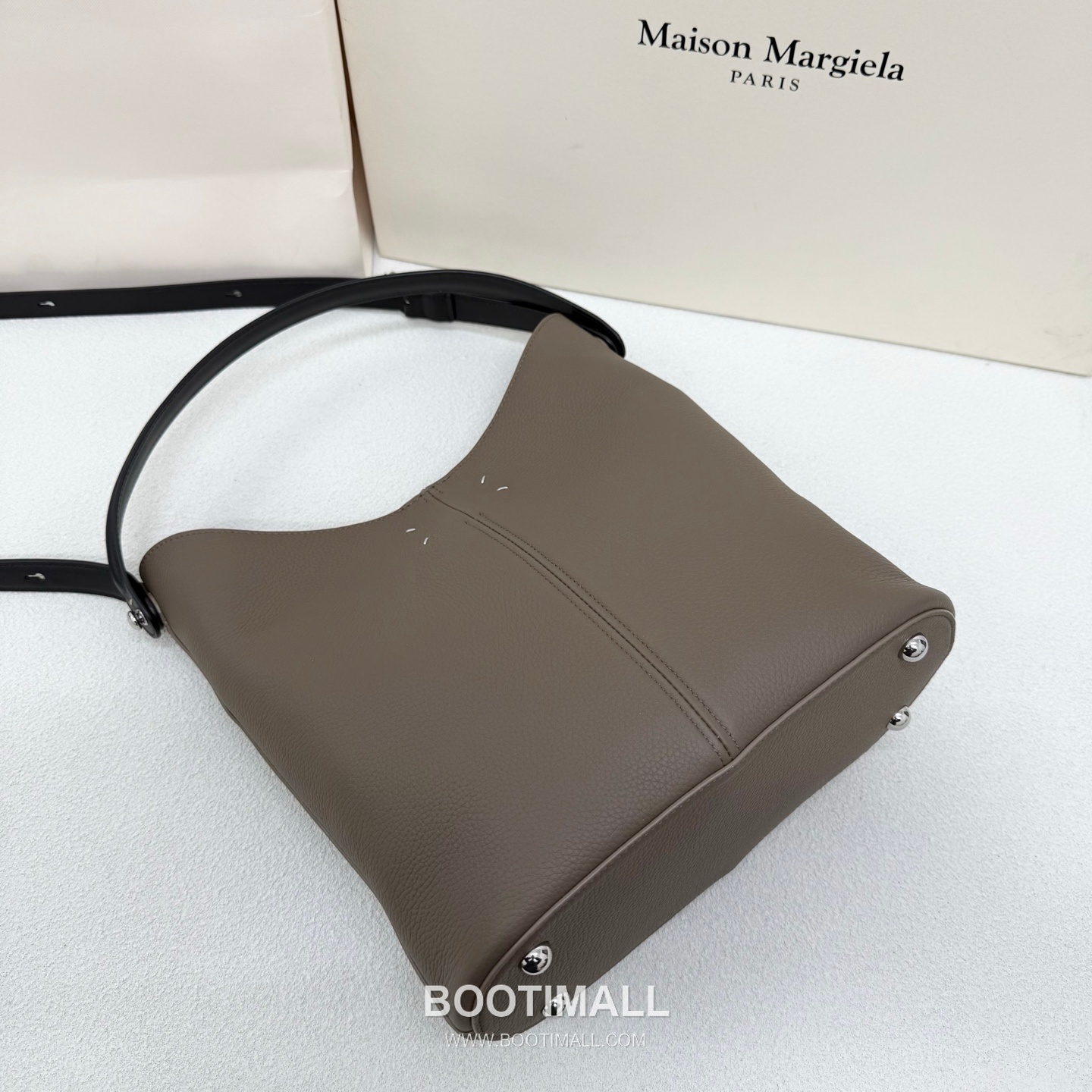 Maison Margiela 2025 S/S Dressdge 0096 Grained Cowhide Gray Tote Bag 메종 마르지엘라 2025 S/S 드레스지 0096 리치패턴 소가죽 그레이 토트백 26cm 4