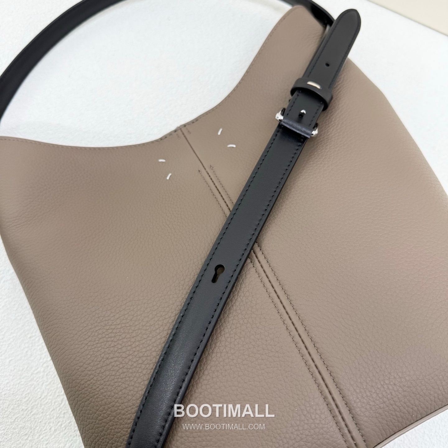 Maison Margiela 2025 S/S Dressdge 0096 Grained Cowhide Gray Tote Bag 메종 마르지엘라 2025 S/S 드레스지 0096 리치패턴 소가죽 그레이 토트백 26cm 5