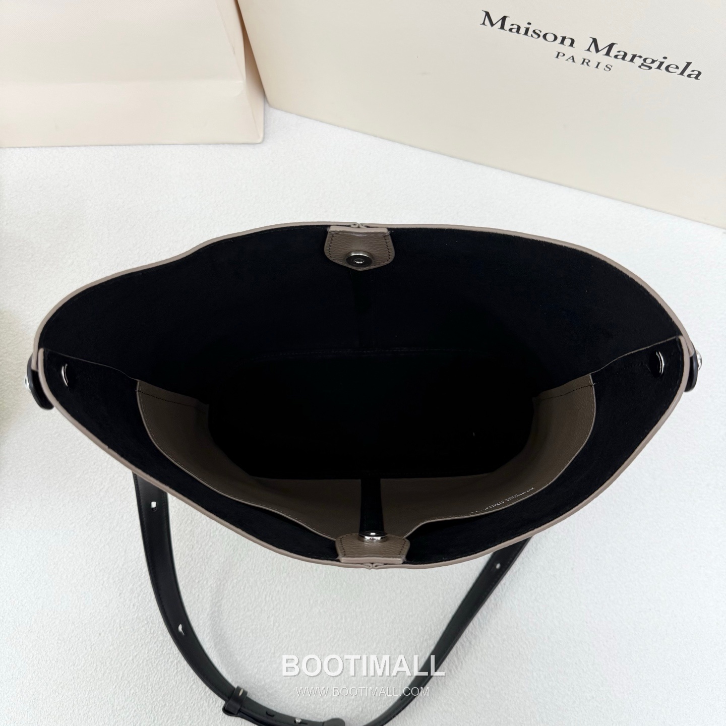 Maison Margiela 2025 S/S Dressdge 0096 Grained Cowhide Gray Tote Bag 메종 마르지엘라 2025 S/S 드레스지 0096 리치패턴 소가죽 그레이 토트백 26cm 9