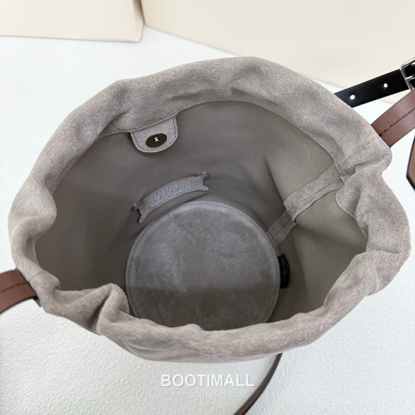 Maison Margiela Drawstring Mini Pouch Suede Leather Green Bucket Bag 메종 마르지엘라 드로우스트링 미니 파우치 스웨이드 레더 그린 버킷백 20.5cm 9