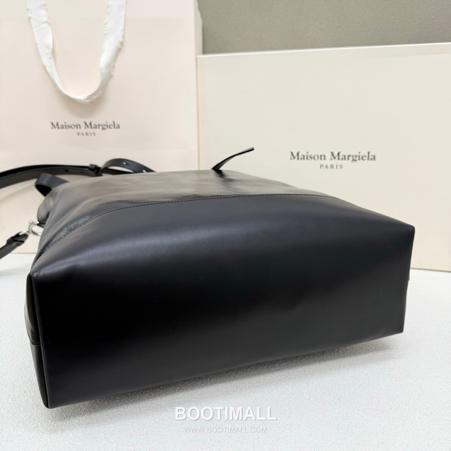 Maison Margiela SS26 Waxed Leather Hobo Black Bag 메종 마르지엘라 SS26 왁스 레더 호보 블랙 39cm 4