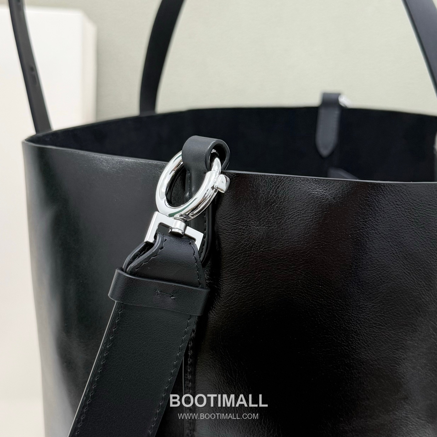 Maison Margiela SS26 Waxed Leather Hobo Black Bag 메종 마르지엘라 SS26 왁스 레더 호보 블랙 39cm 6