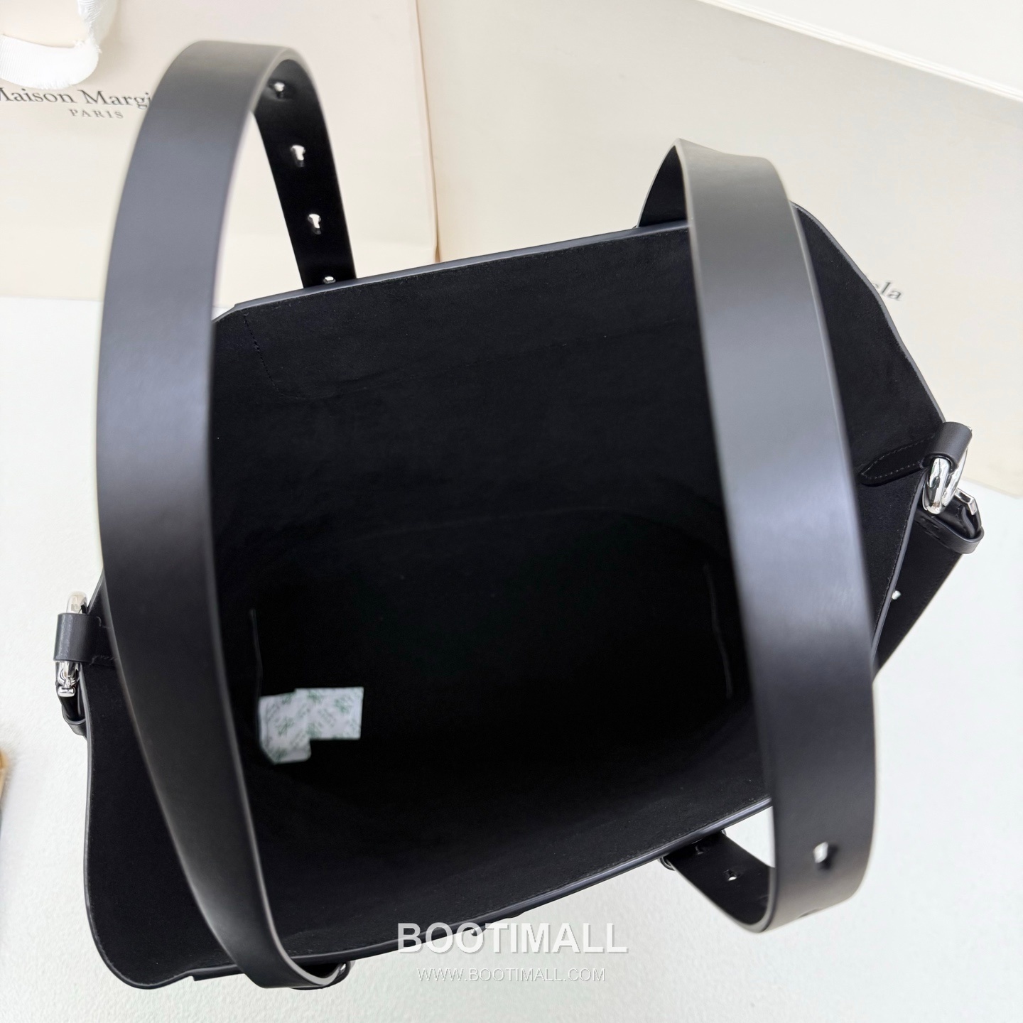 Maison Margiela SS26 Waxed Leather Hobo Black Bag 메종 마르지엘라 SS26 왁스 레더 호보 블랙 39cm 9