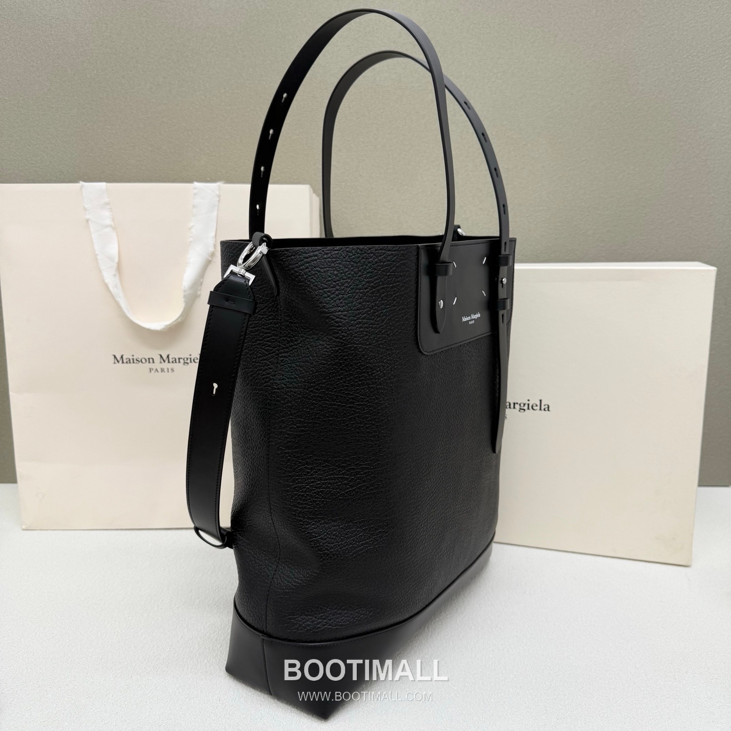 Maison Margiela SS26 0024 Hobo Grained Leather Black Shoulder Bag 메종 마르지엘라 SS26 0024 호보 그레인드 레더 블랙 숄더백 39cm 2
