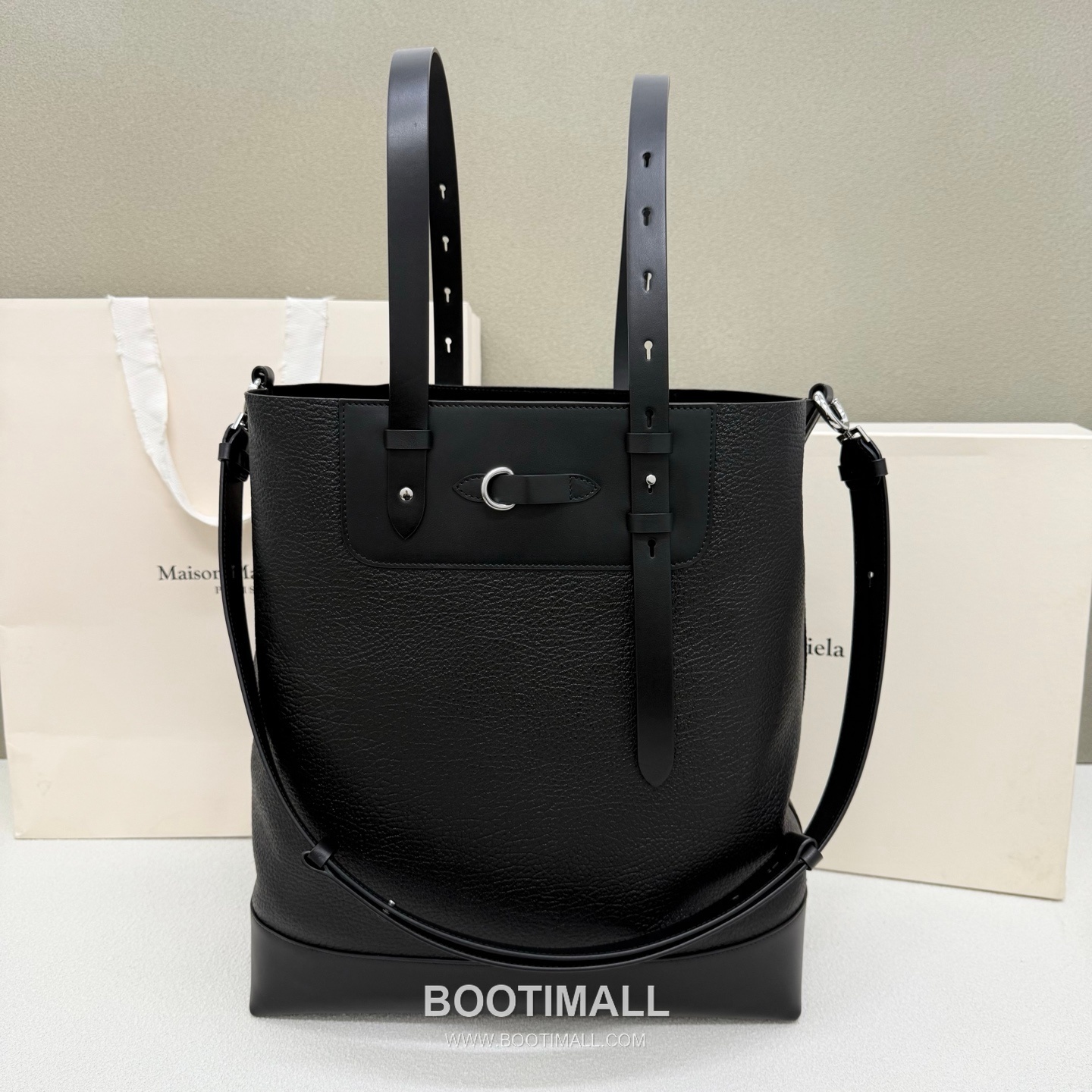 Maison Margiela SS26 0024 Hobo Grained Leather Black Shoulder Bag 메종 마르지엘라 SS26 0024 호보 그레인드 레더 블랙 숄더백 39cm 3