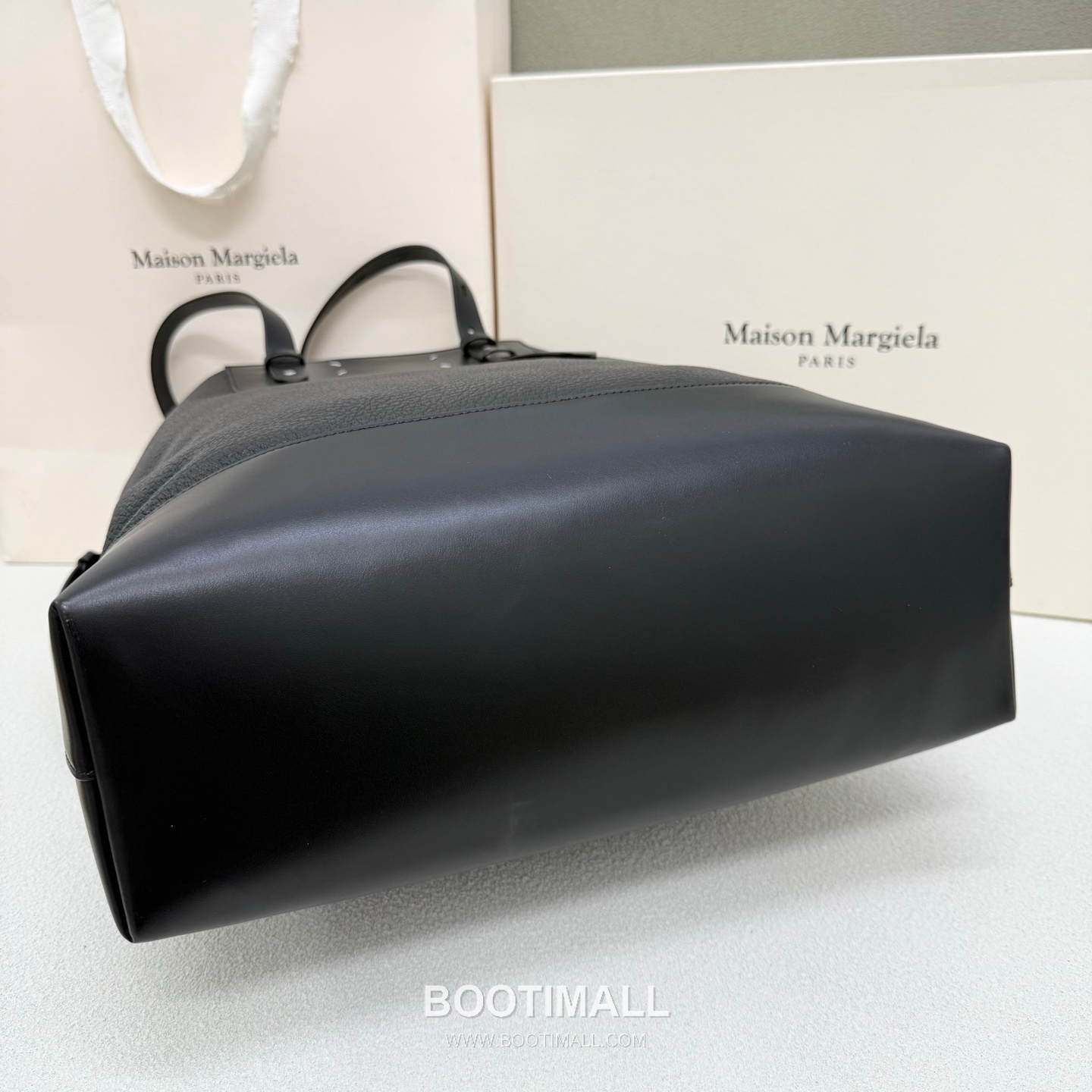 Maison Margiela SS26 0024 Hobo Grained Leather Black Shoulder Bag 메종 마르지엘라 SS26 0024 호보 그레인드 레더 블랙 숄더백 39cm 4