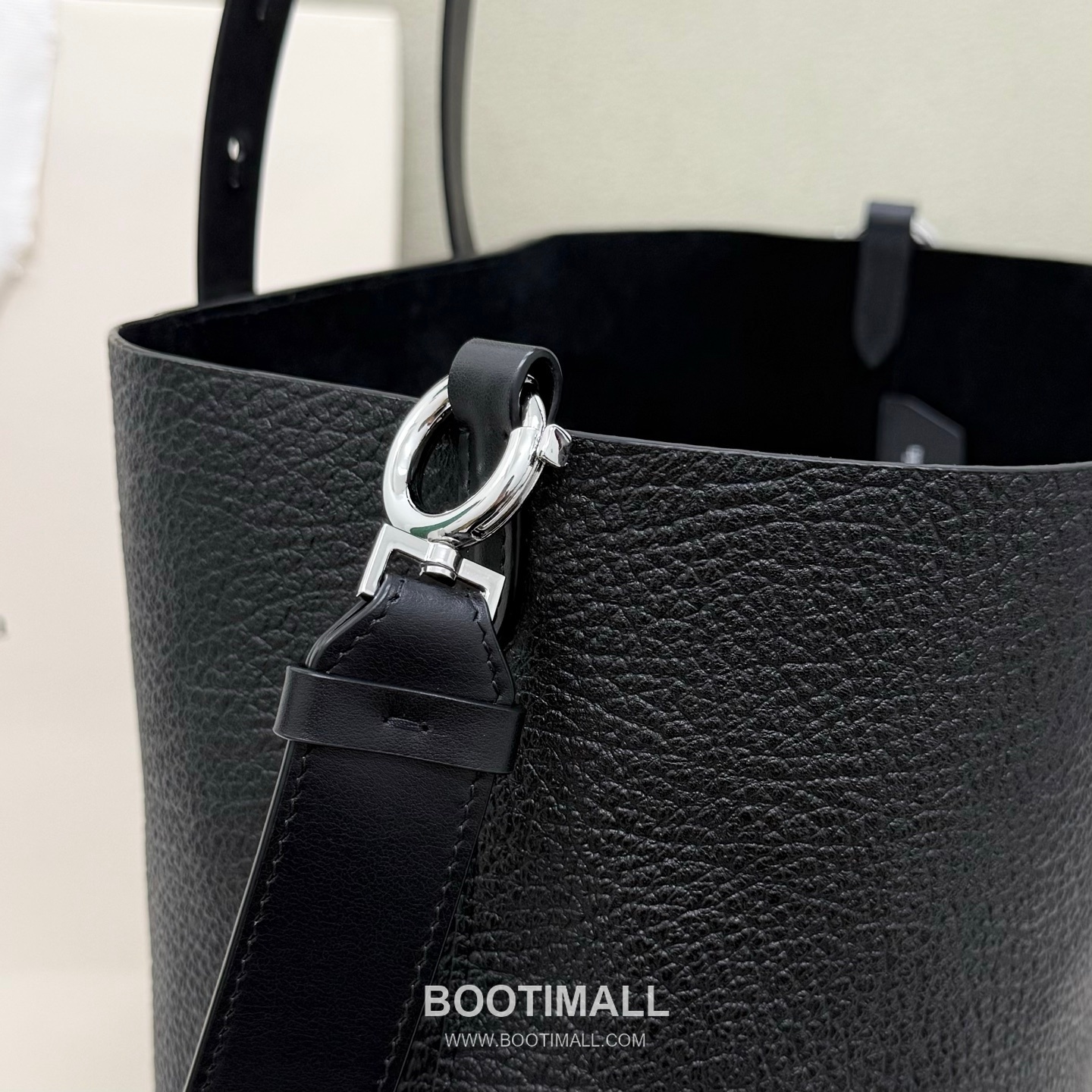 Maison Margiela SS26 0024 Hobo Grained Leather Black Shoulder Bag 메종 마르지엘라 SS26 0024 호보 그레인드 레더 블랙 숄더백 39cm 6