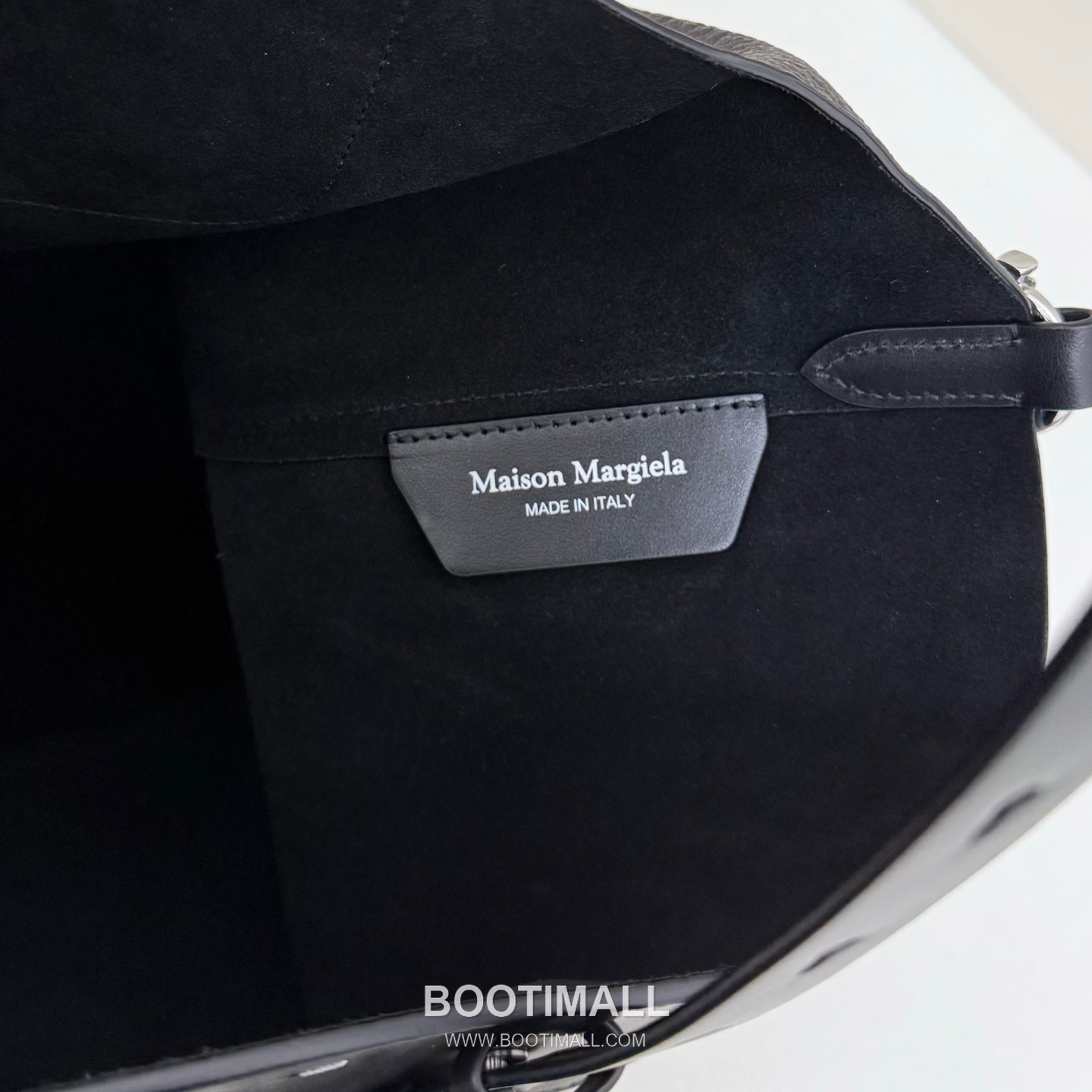 Maison Margiela SS26 0024 Hobo Grained Leather Black Shoulder Bag 메종 마르지엘라 SS26 0024 호보 그레인드 레더 블랙 숄더백 39cm 8